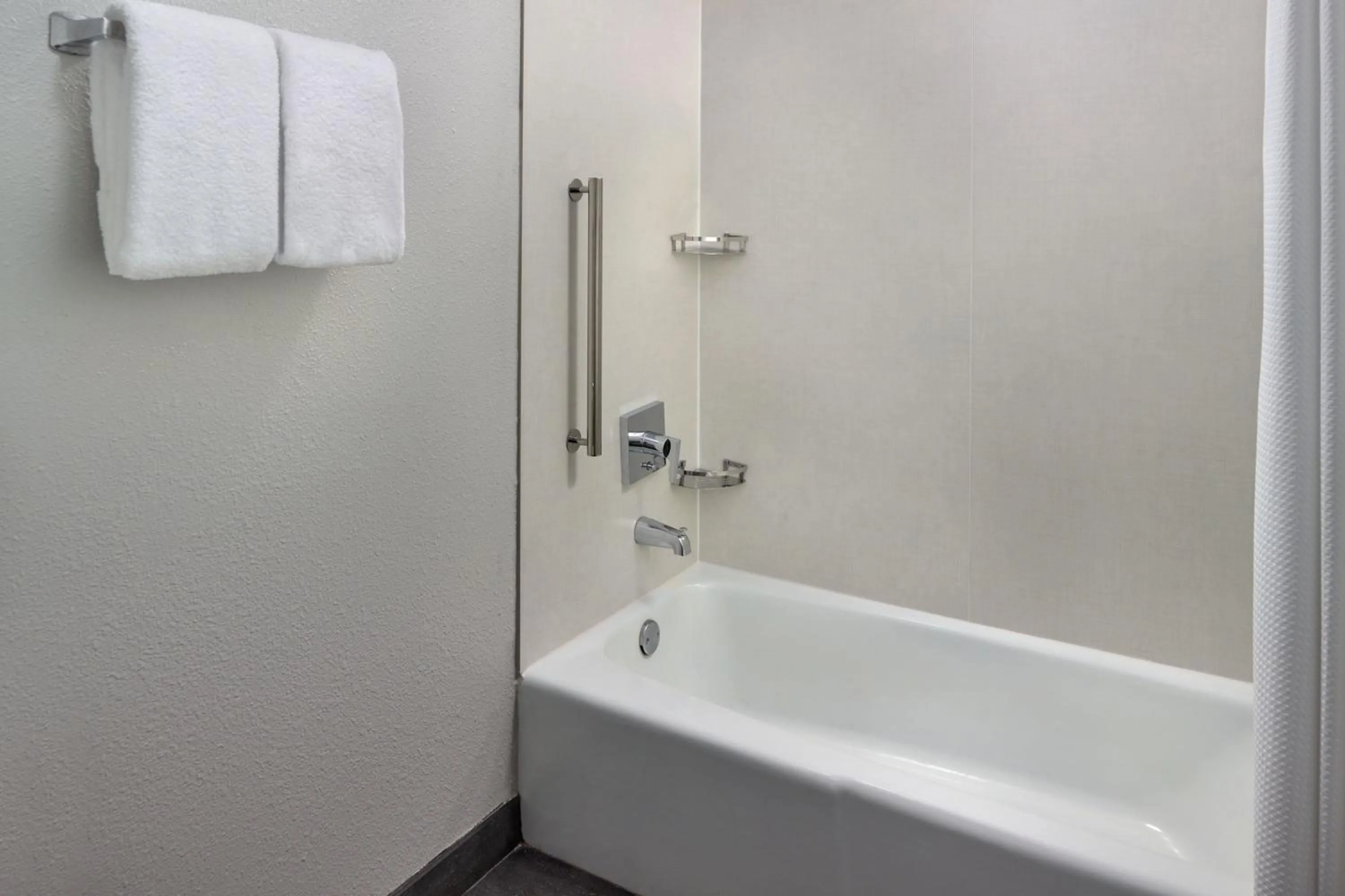 Bathroom in Courtyard by Marriott Nashville Brentwood