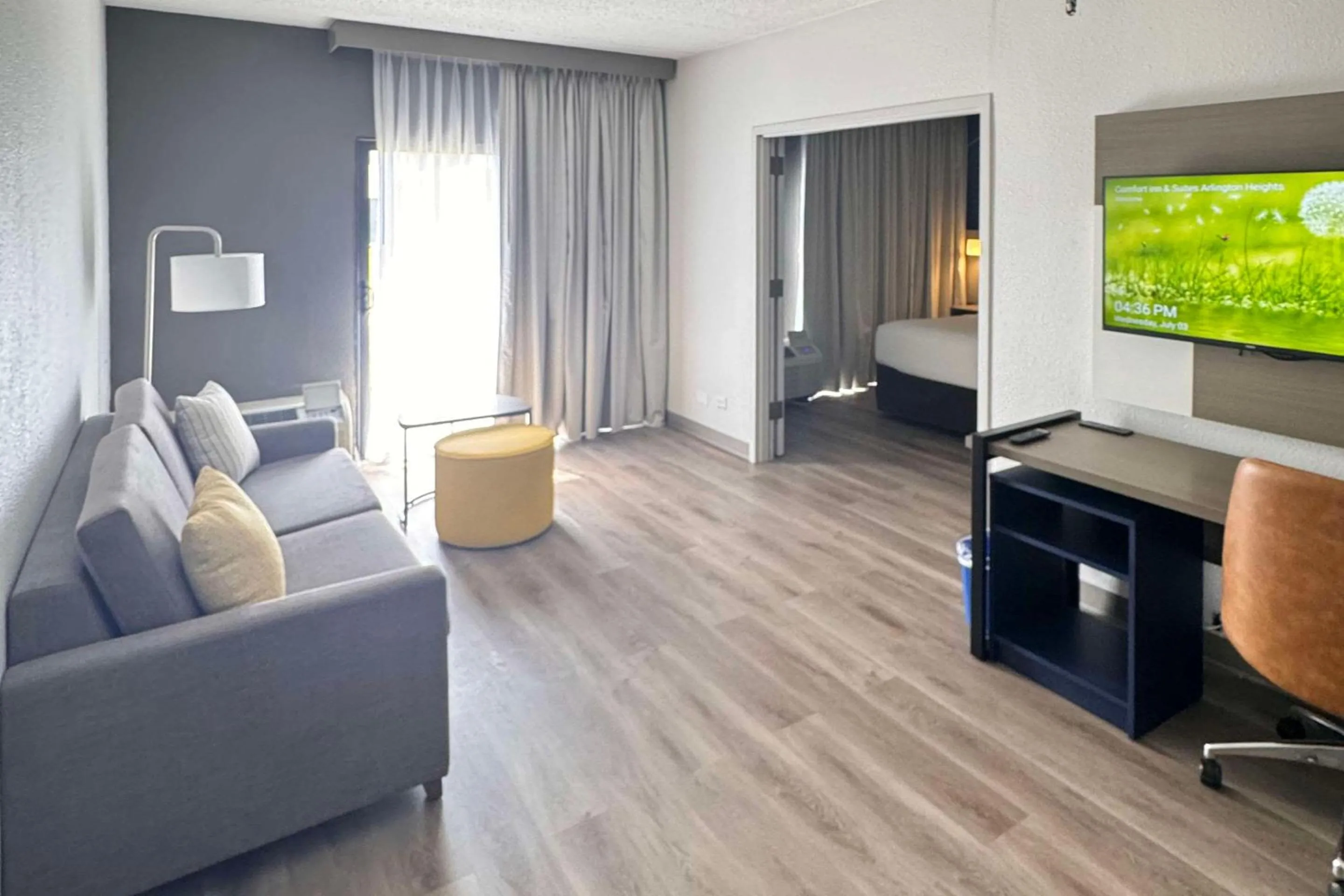 Bedroom, TV/Entertainment Center in Sonesta Select Arlington Heights