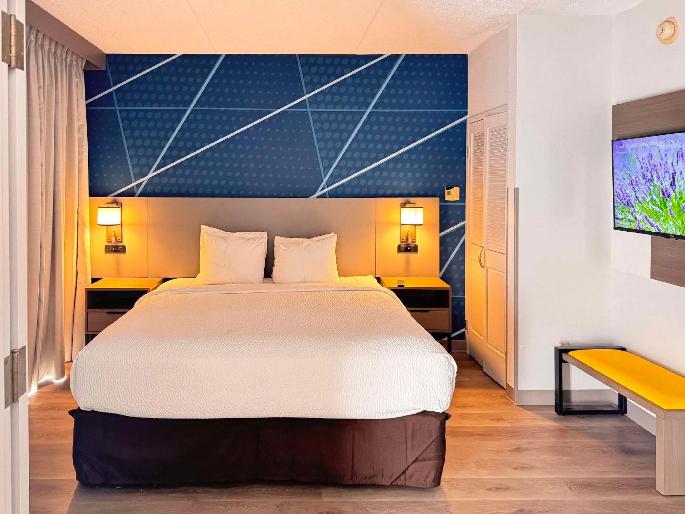 Bedroom, Bed in Sonesta Select Arlington Heights