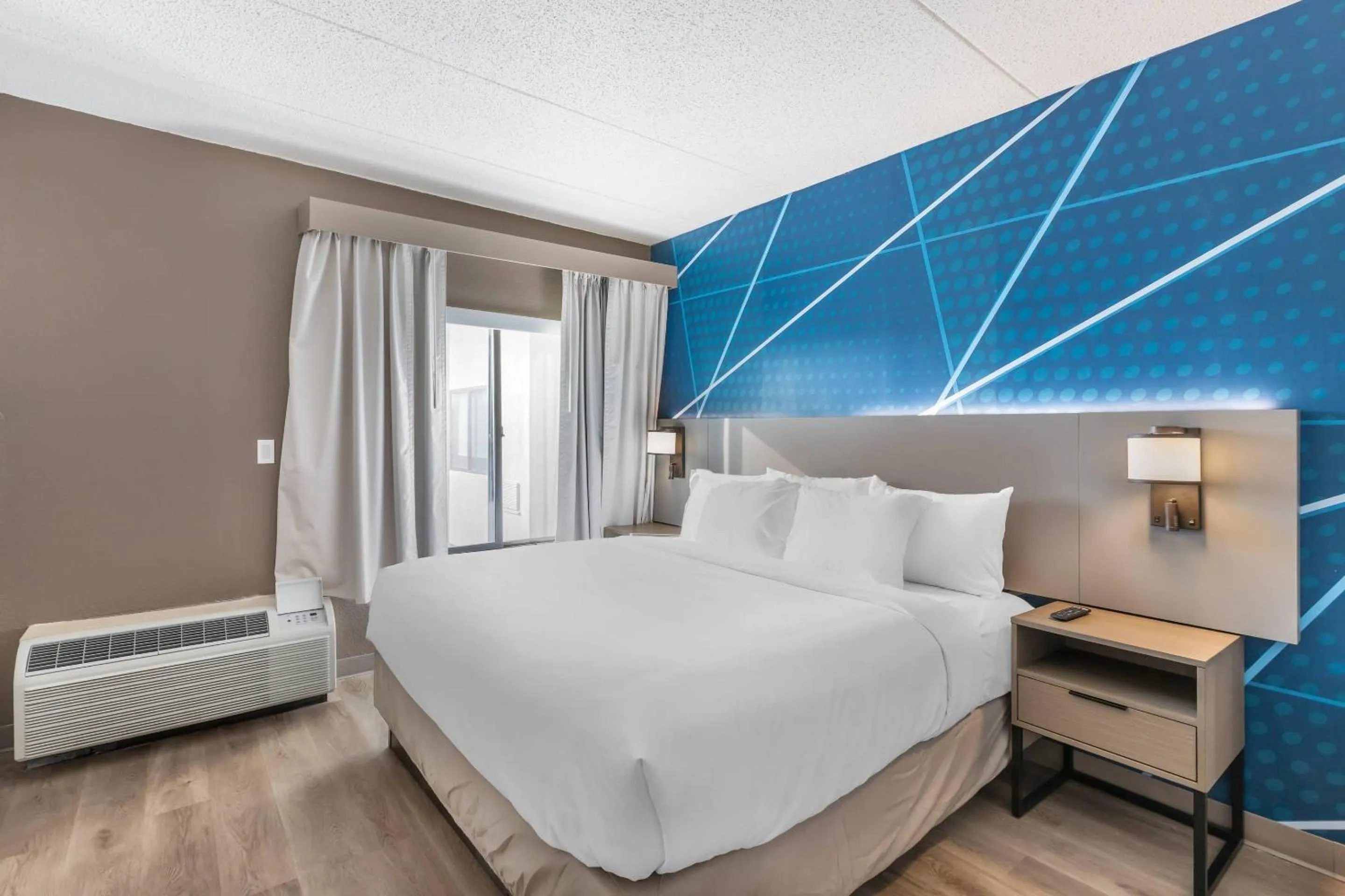 Bedroom, Bed in Comfort Inn & Suites Arlington Heights - Buffalo Grove