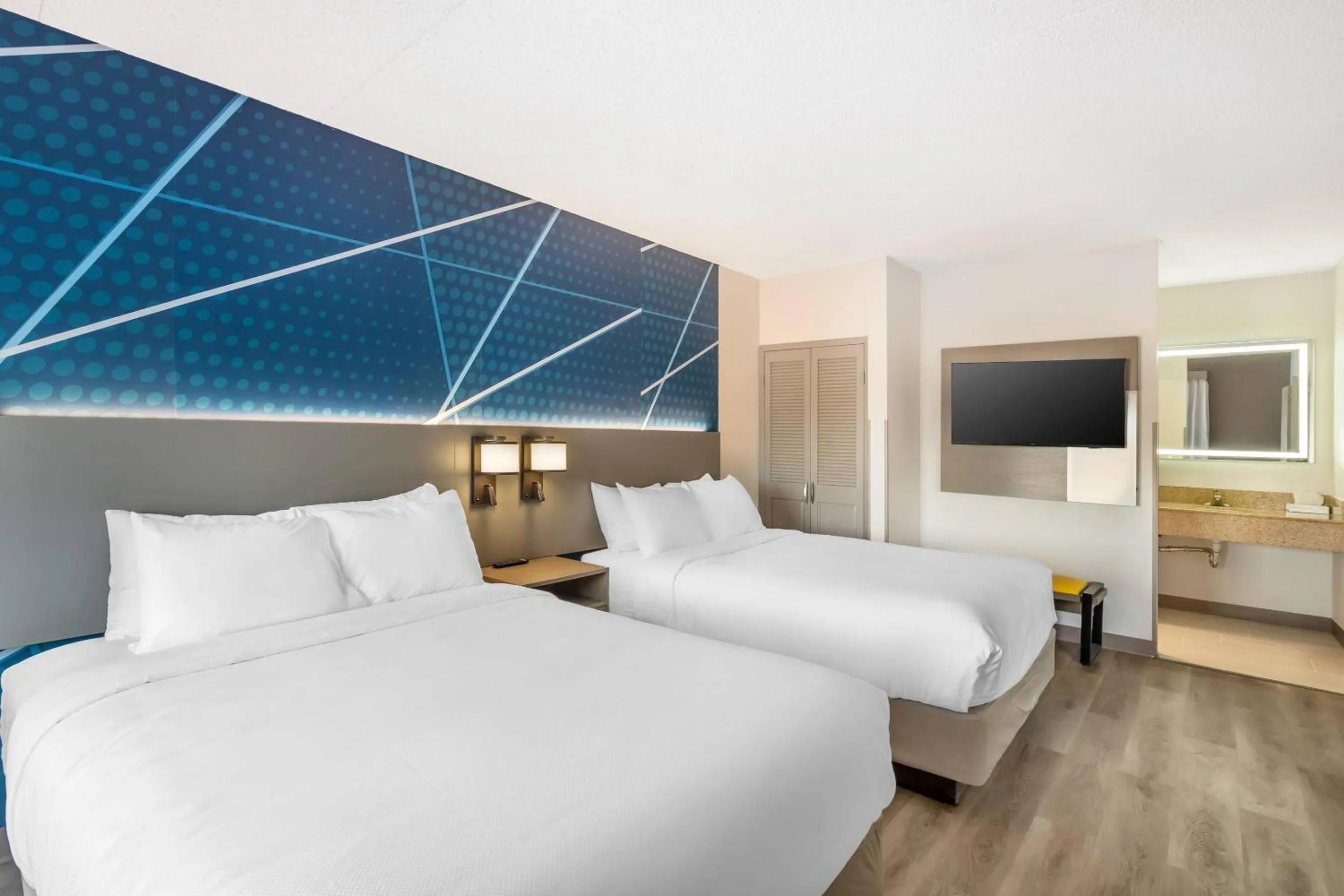 Bedroom, Bed in Comfort Inn & Suites Arlington Heights - Buffalo Grove