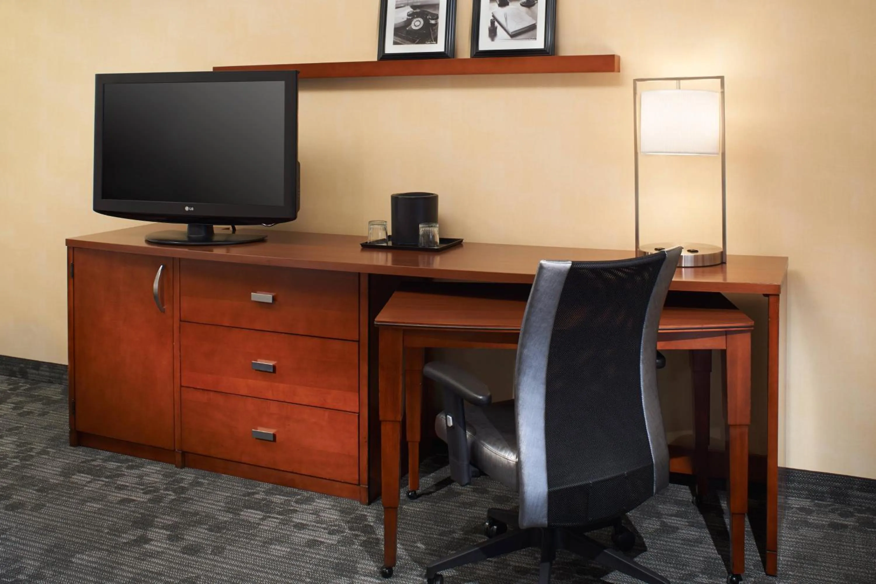 Photo of the whole room in Courtyard Chicago Deerfield