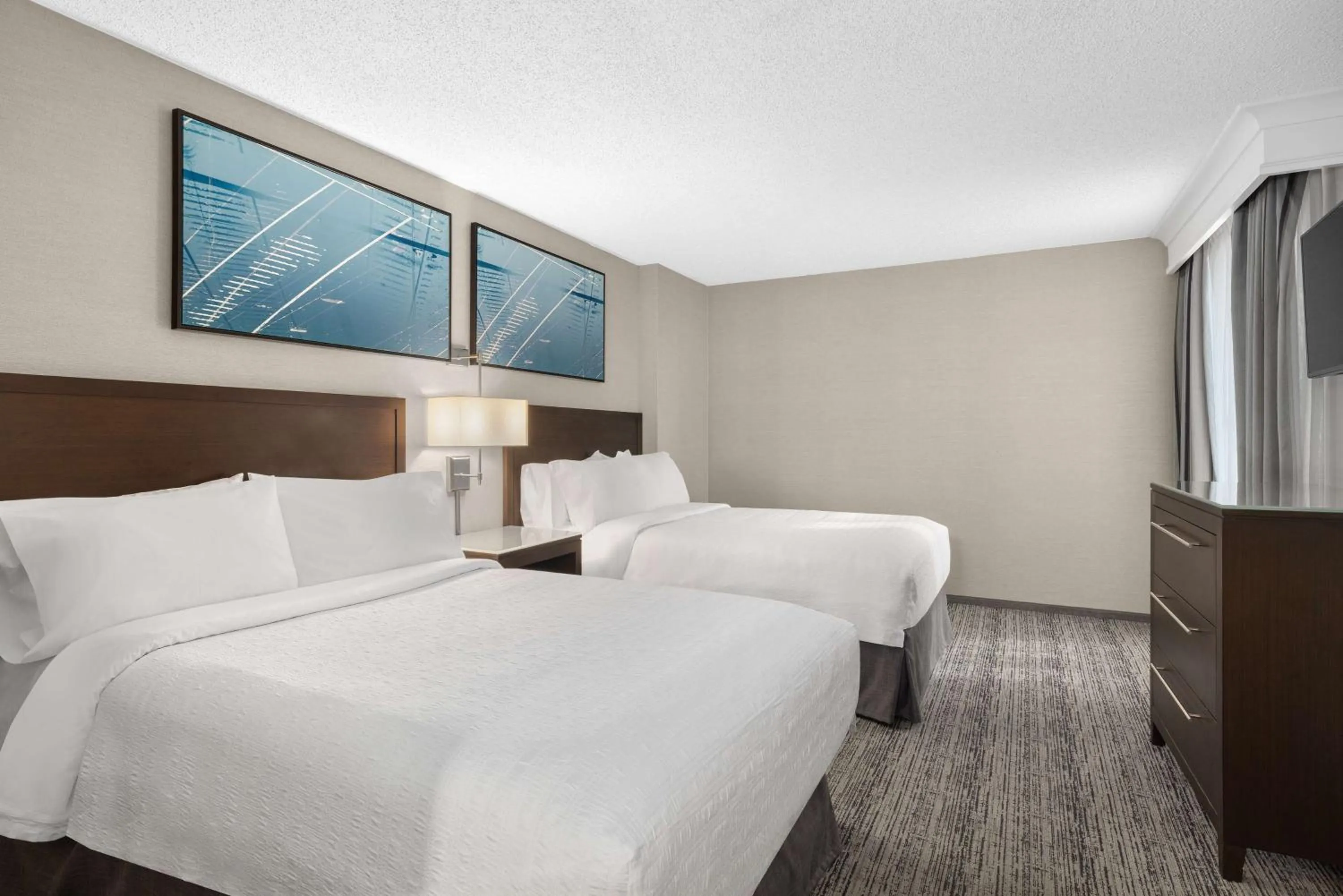 Bed in Hampton Inn & Suites Downers Grove Chicago