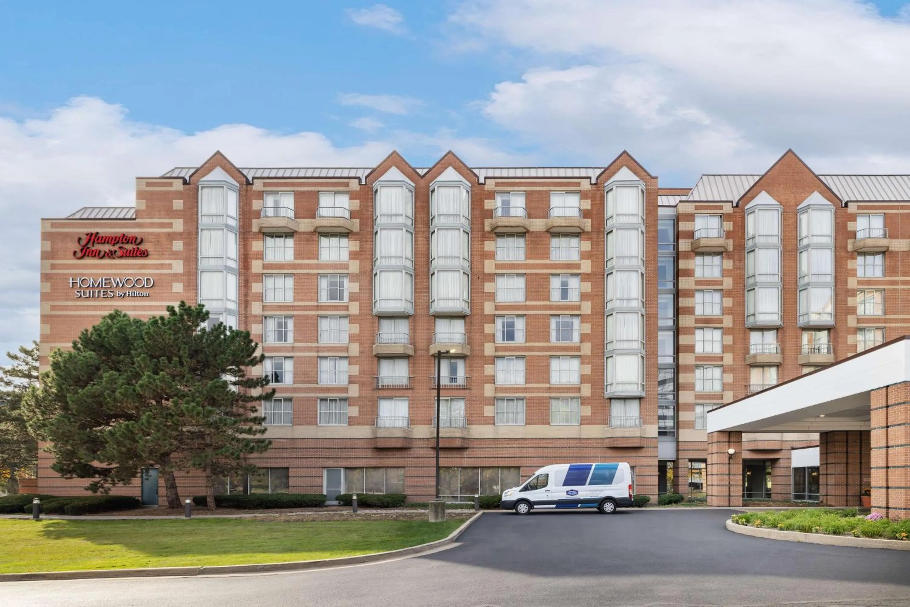 Property building in Hampton Inn & Suites Downers Grove Chicago