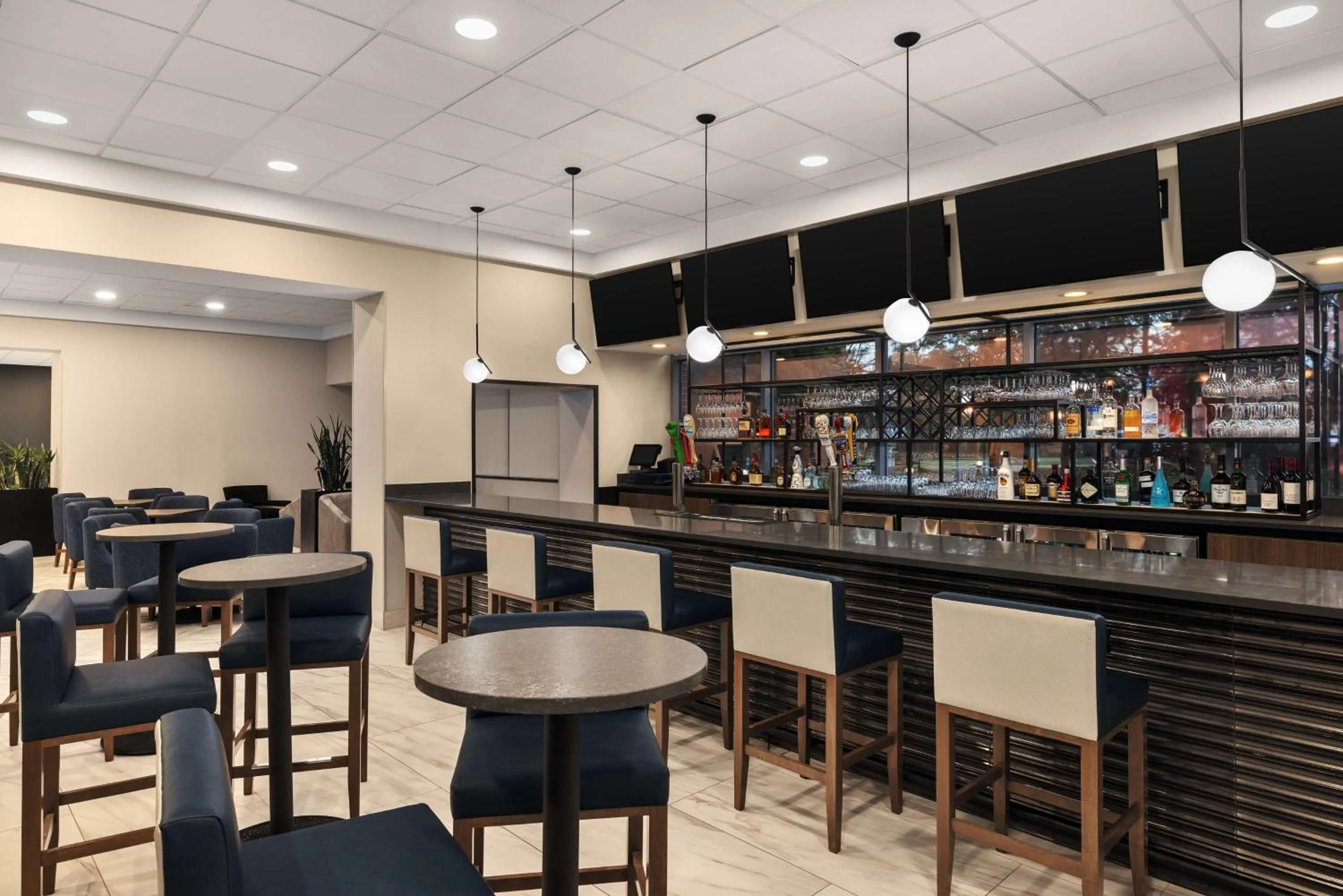 Lounge or bar in Hampton Inn & Suites Downers Grove Chicago