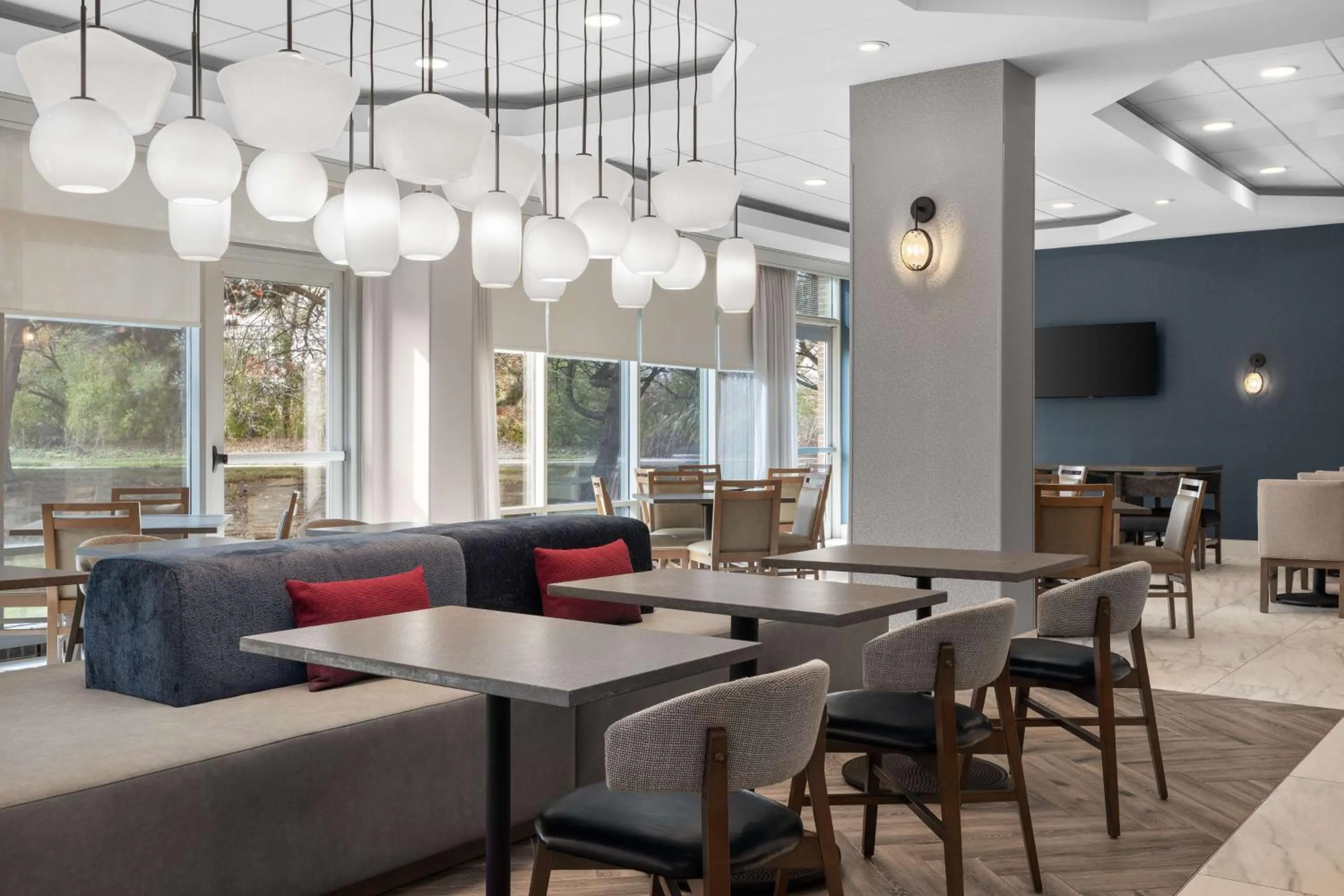 Breakfast in Hampton Inn & Suites Downers Grove Chicago