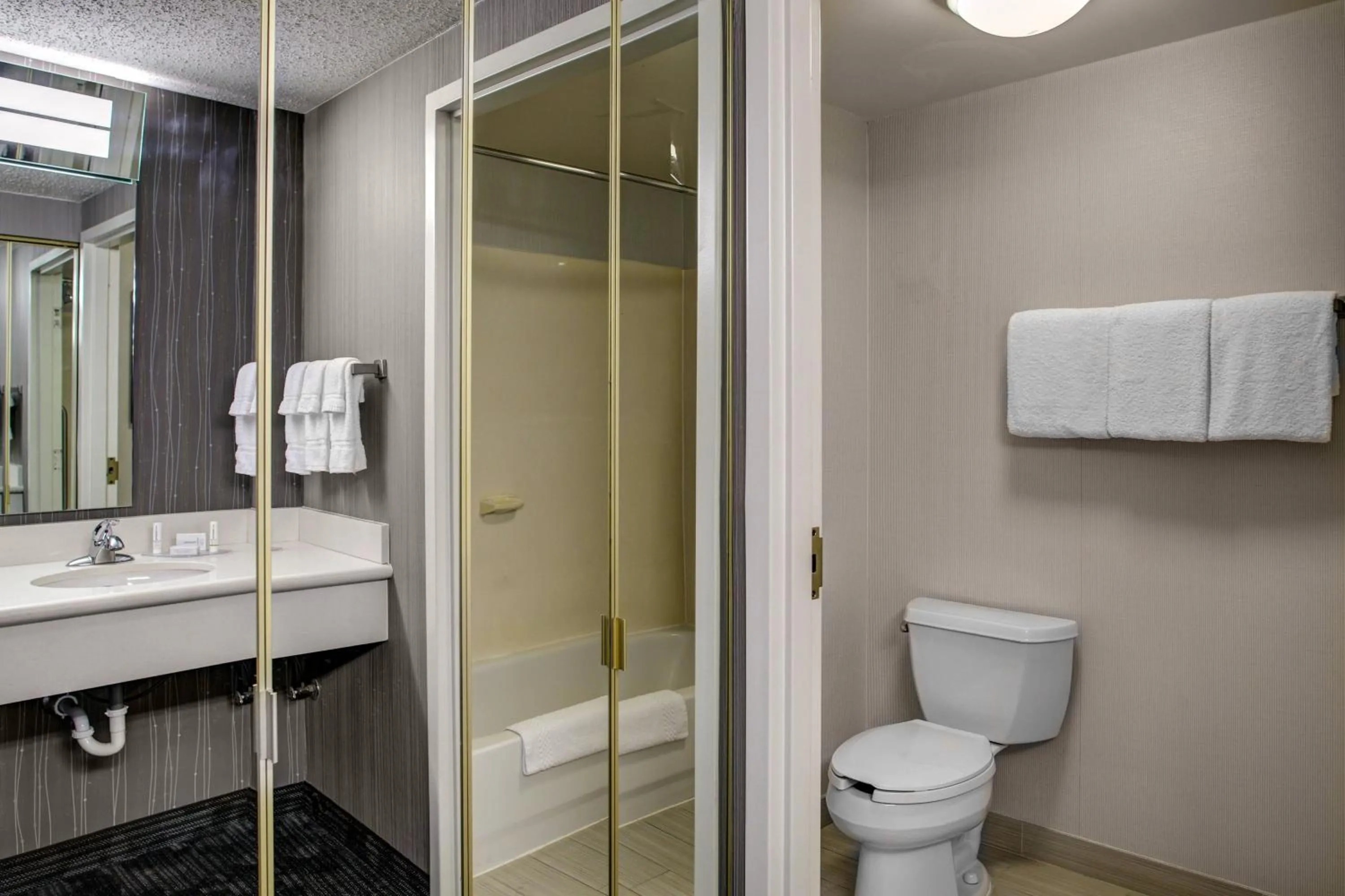 Bathroom in Courtyard by Marriott Cleveland Westlake