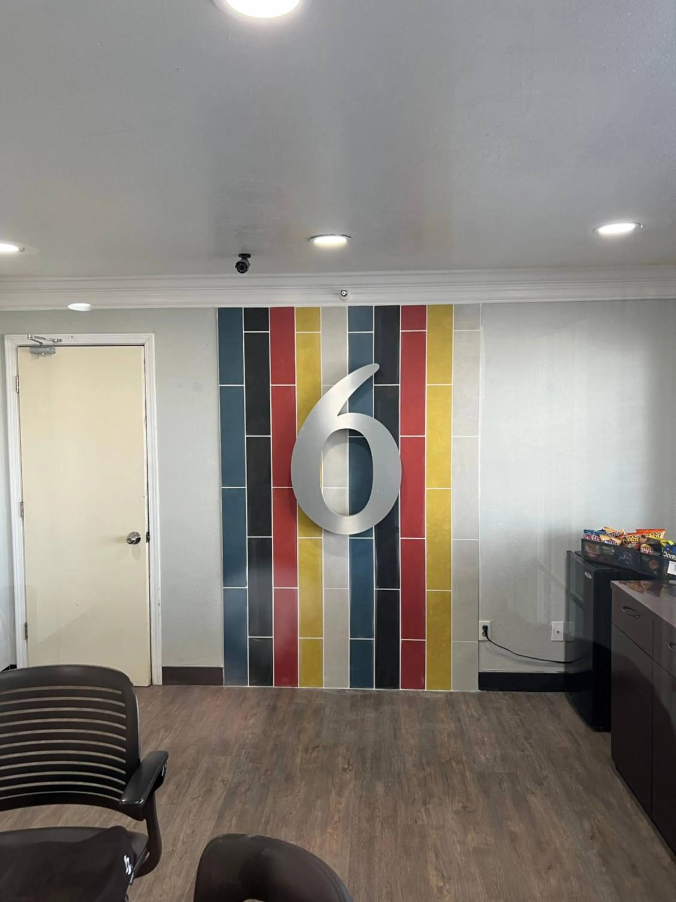 Logo/Certificate/Sign in Motel 6 Tulsa, OK Airport