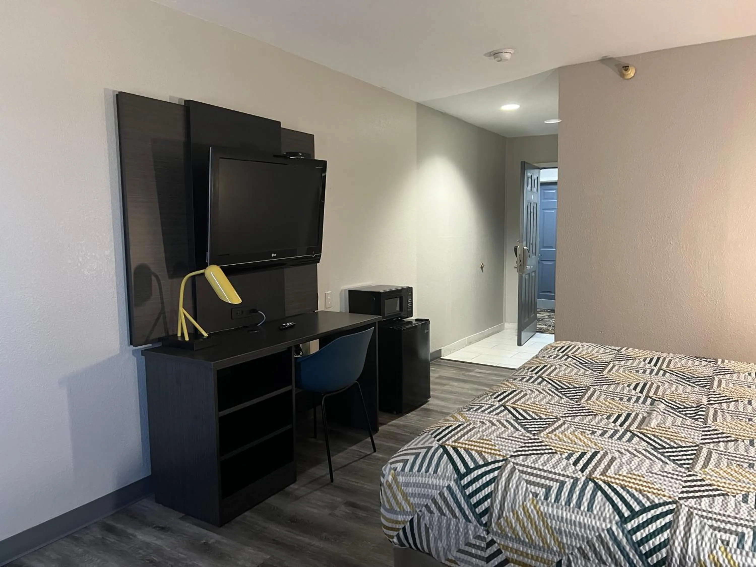 Bedroom, Bed in Motel 6 Tulsa, OK Airport