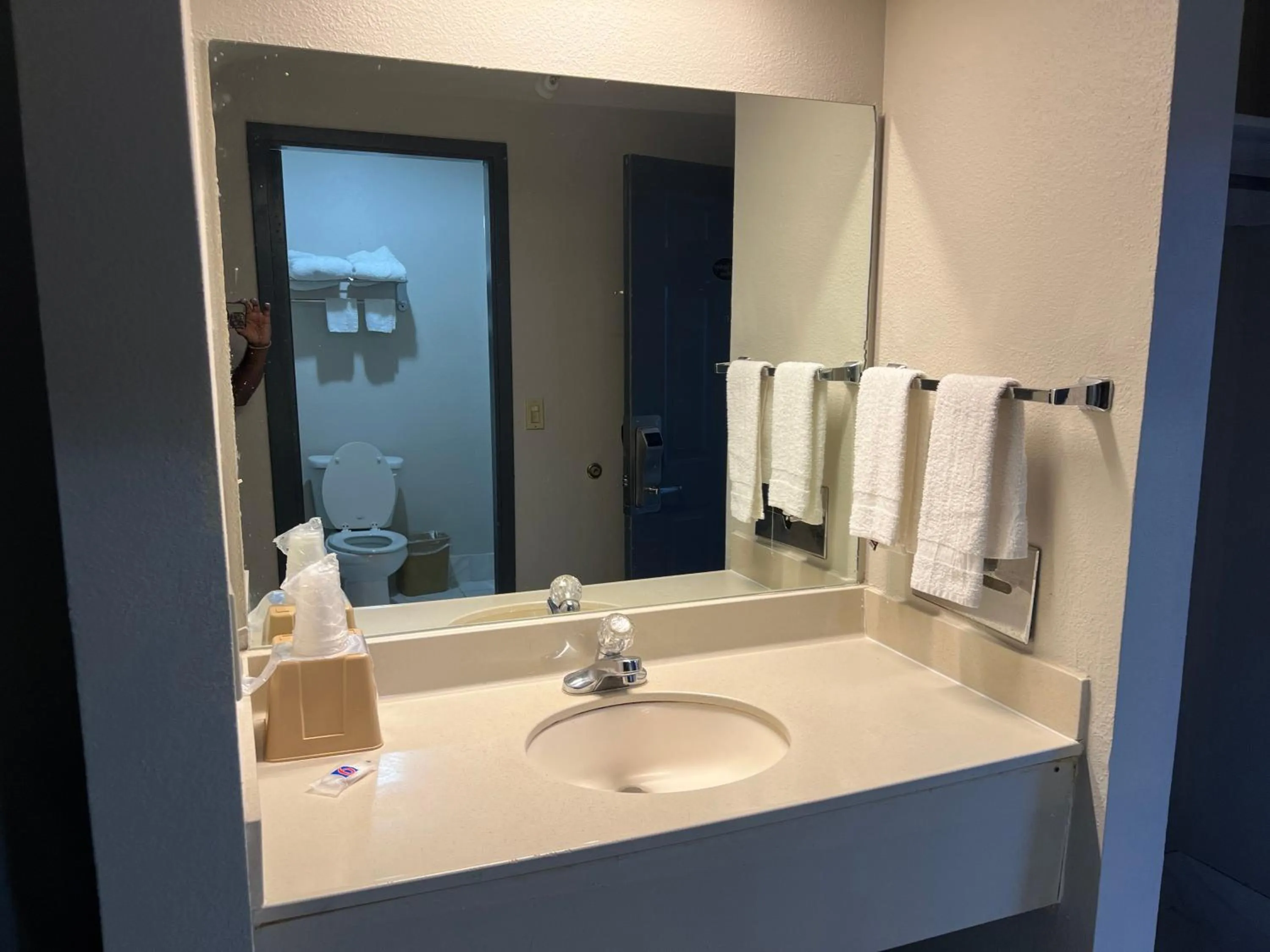 Bathroom in Motel 6 Tulsa, OK Airport