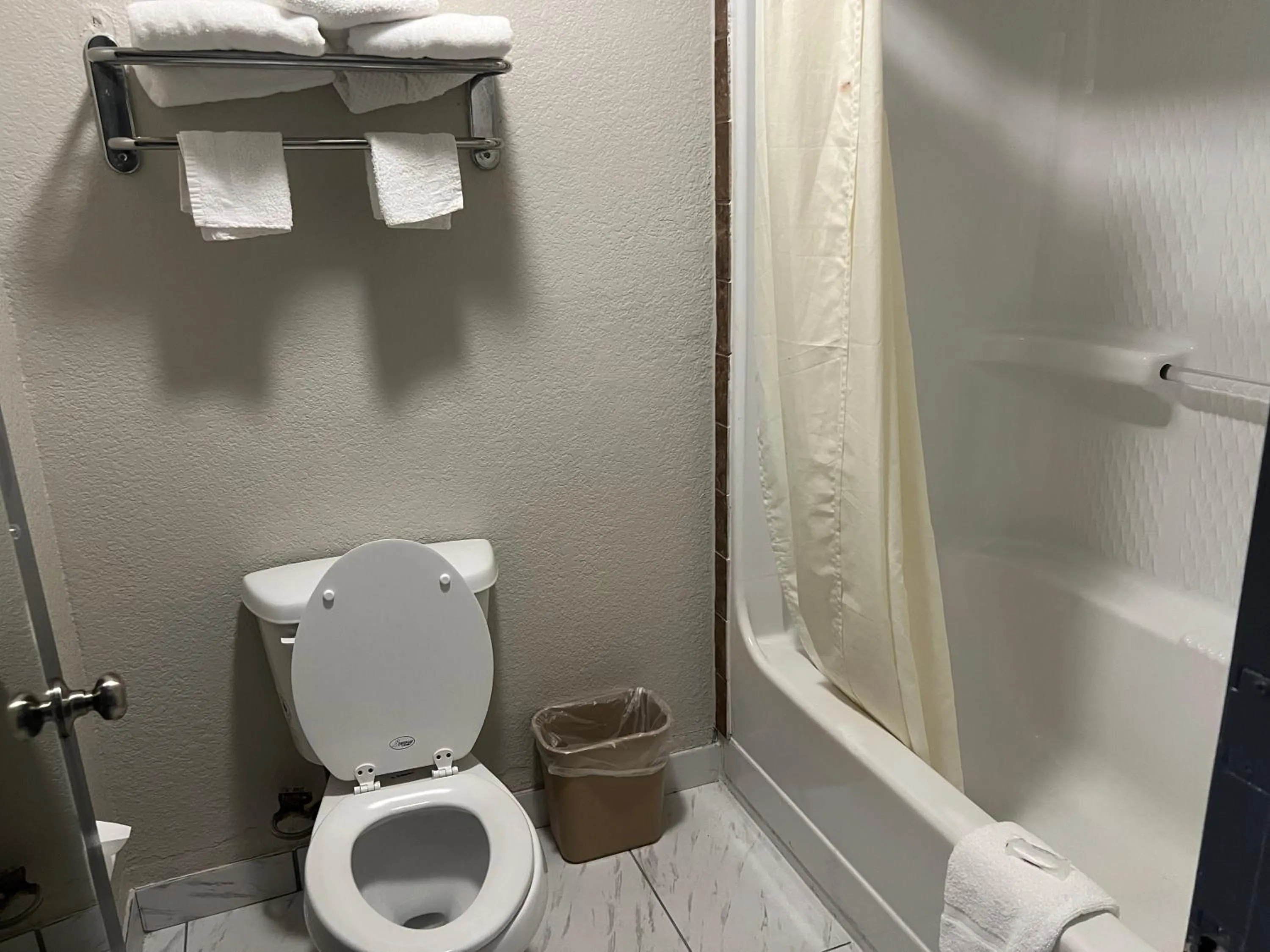 Bathroom in Motel 6 Tulsa, OK Airport