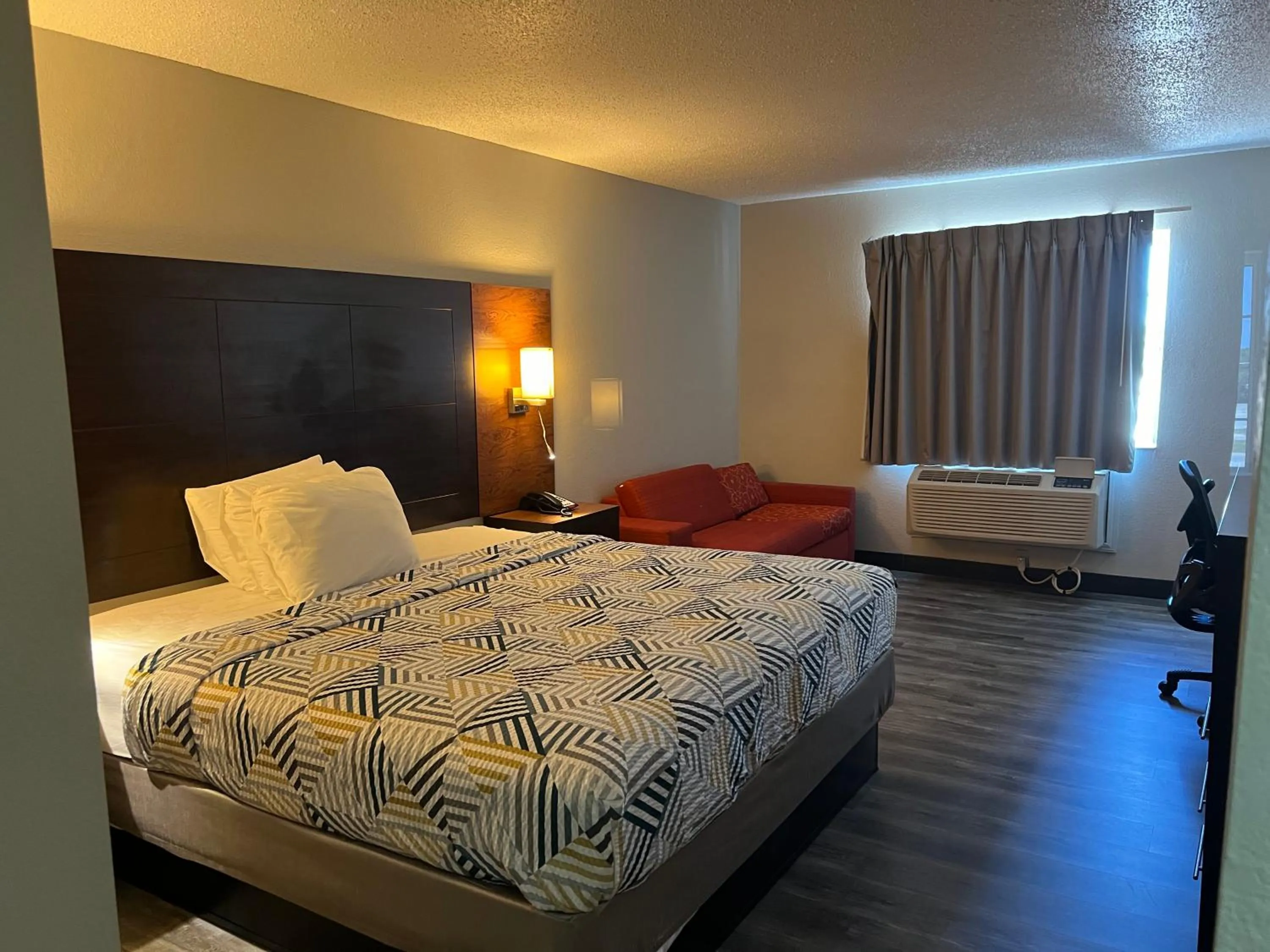 Bedroom, Bed in Motel 6 Tulsa, OK Airport