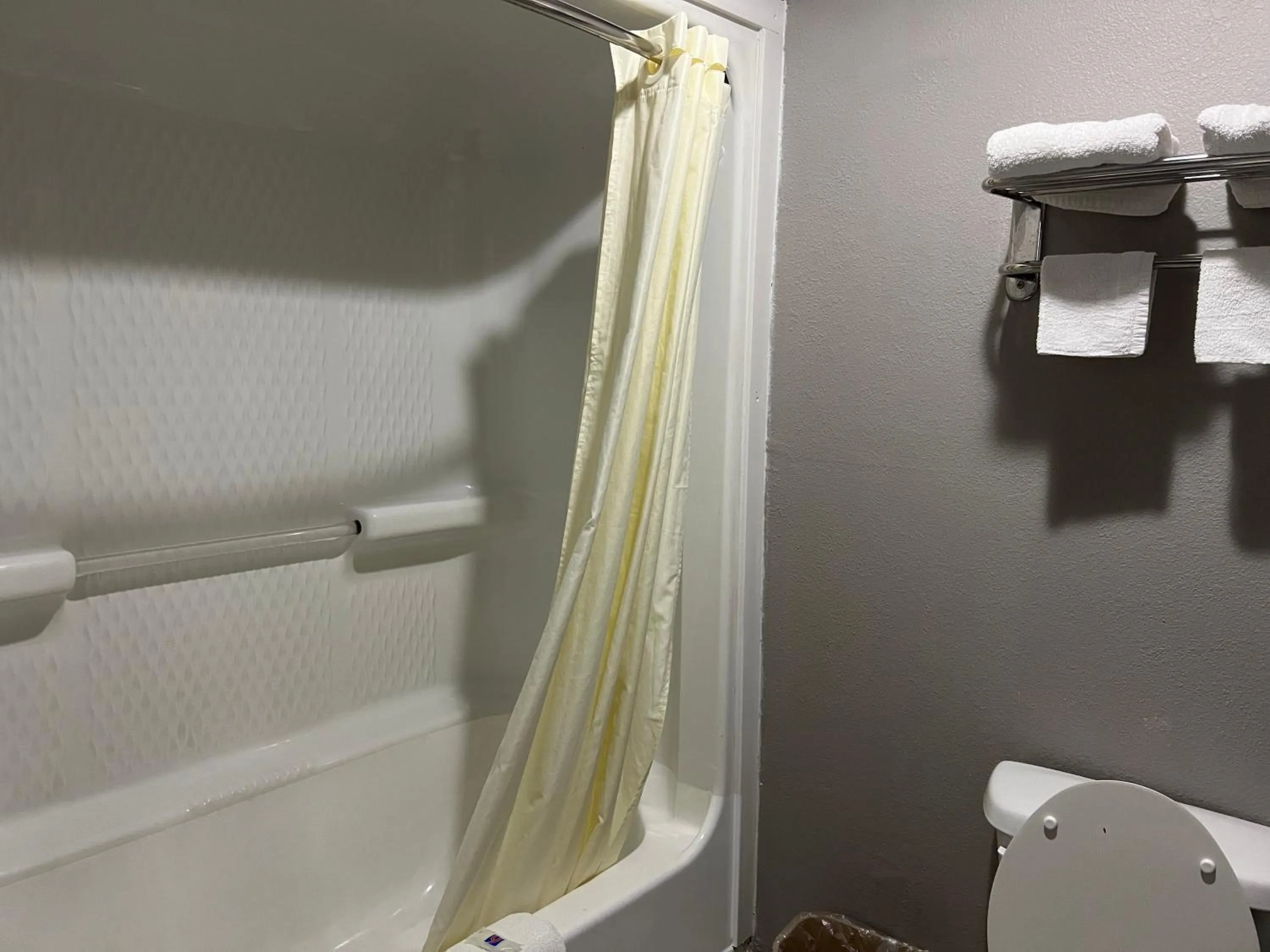 Bathroom in Motel 6 Tulsa, OK Airport