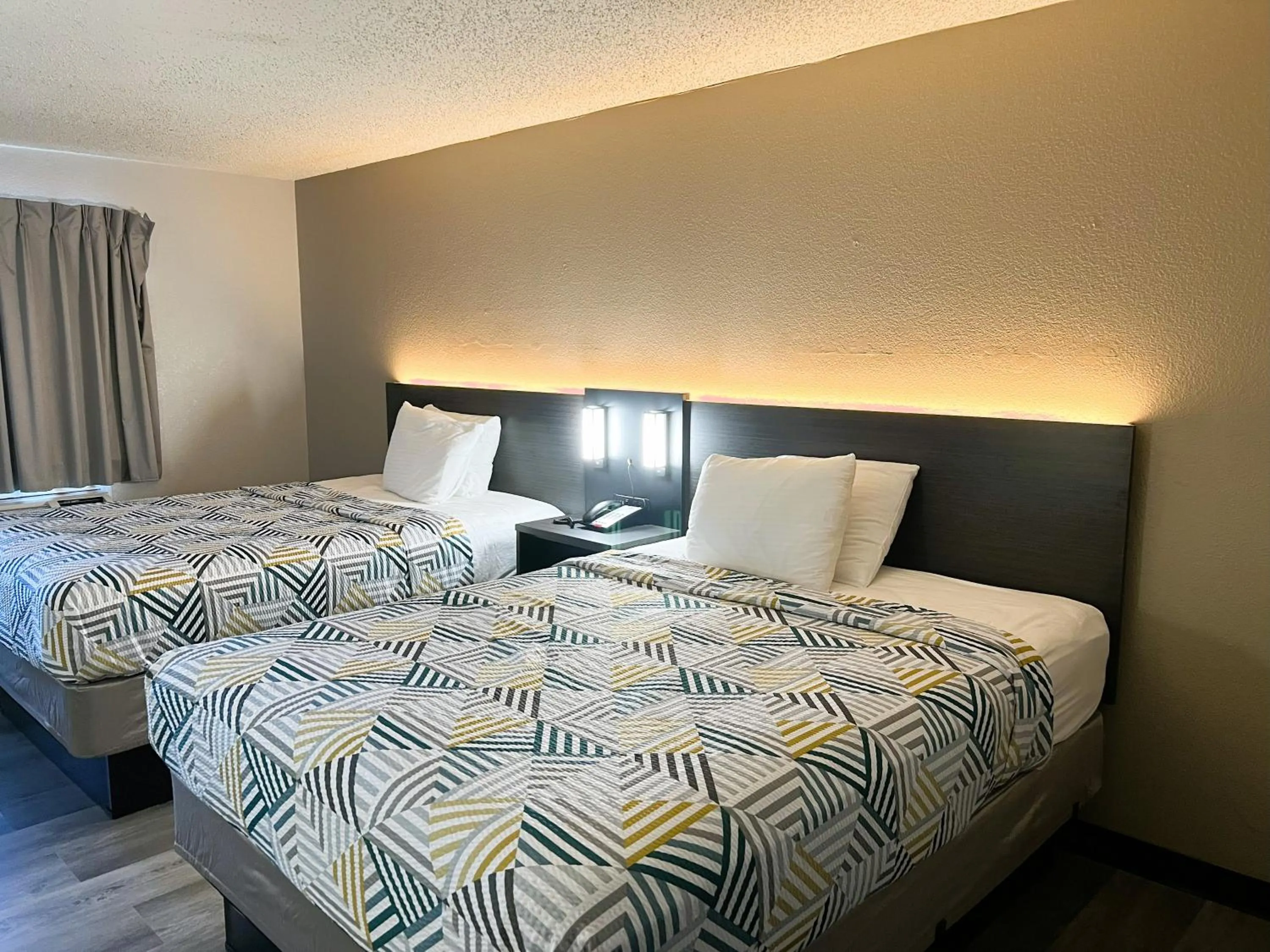 Bedroom, Bed in Motel 6 Tulsa, OK Airport