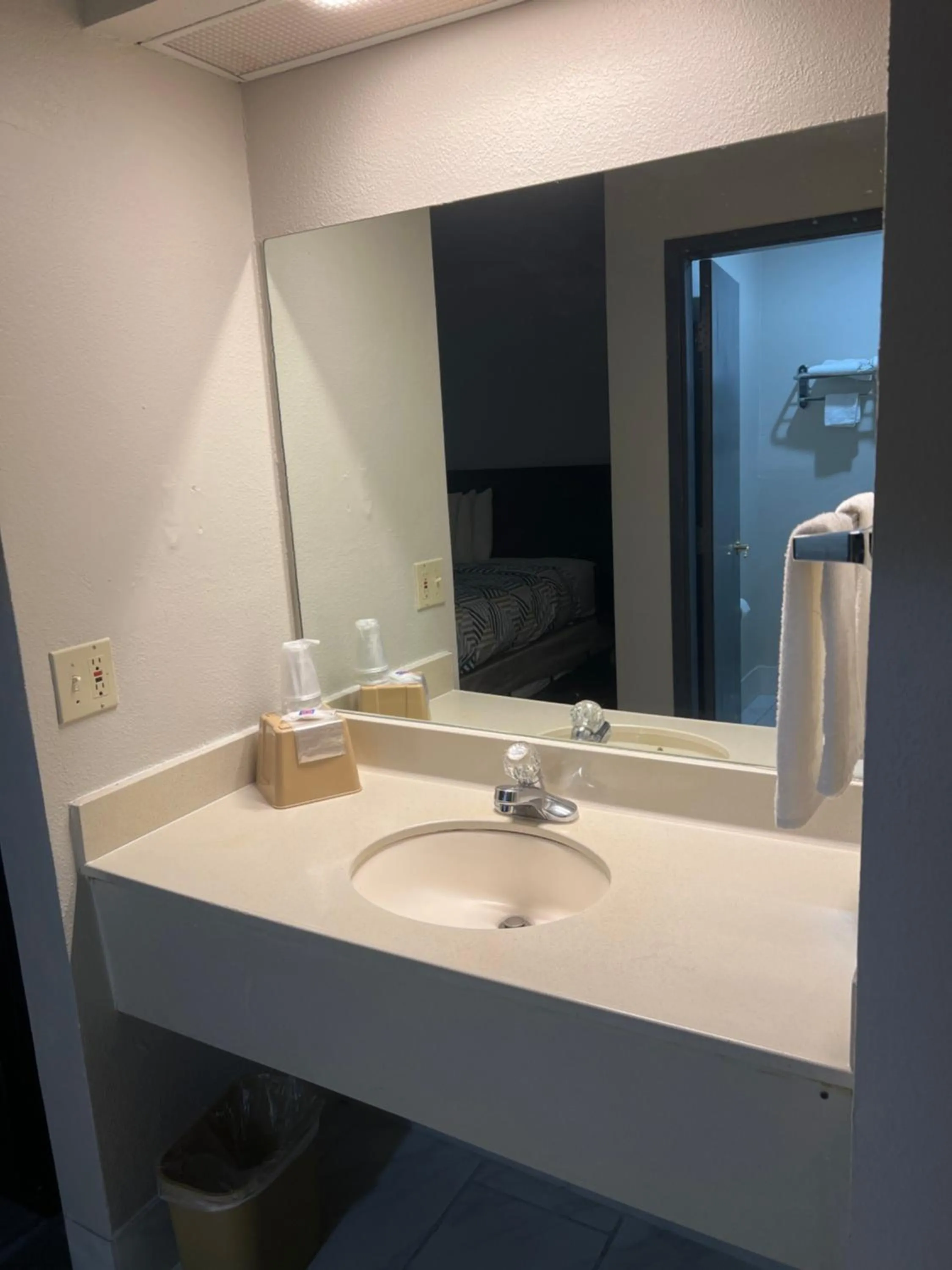 Bathroom in Motel 6 Tulsa, OK Airport