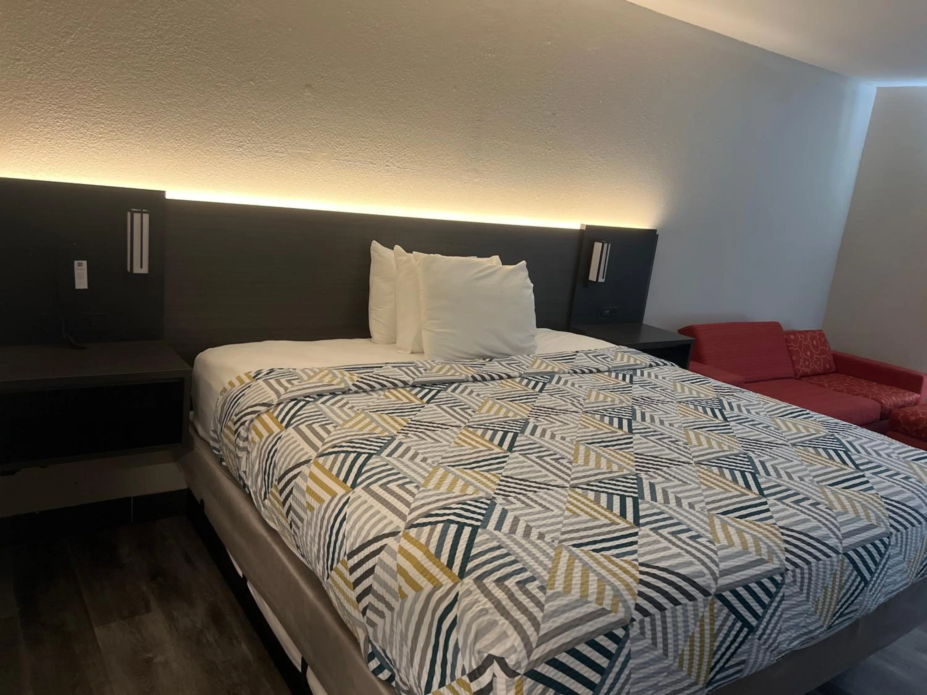 Bedroom, Bed in Motel 6 Tulsa, OK Airport