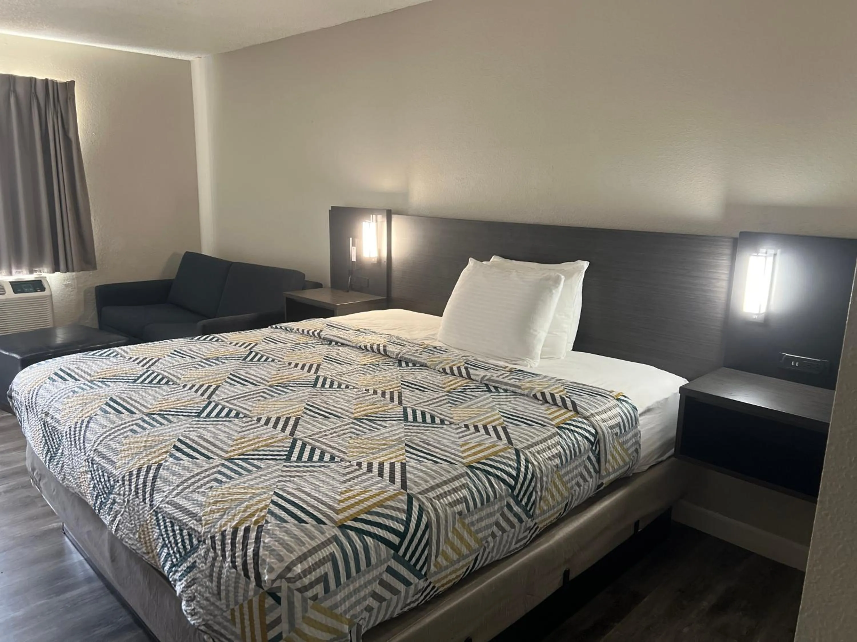 Bedroom, Bed in Motel 6 Tulsa, OK Airport