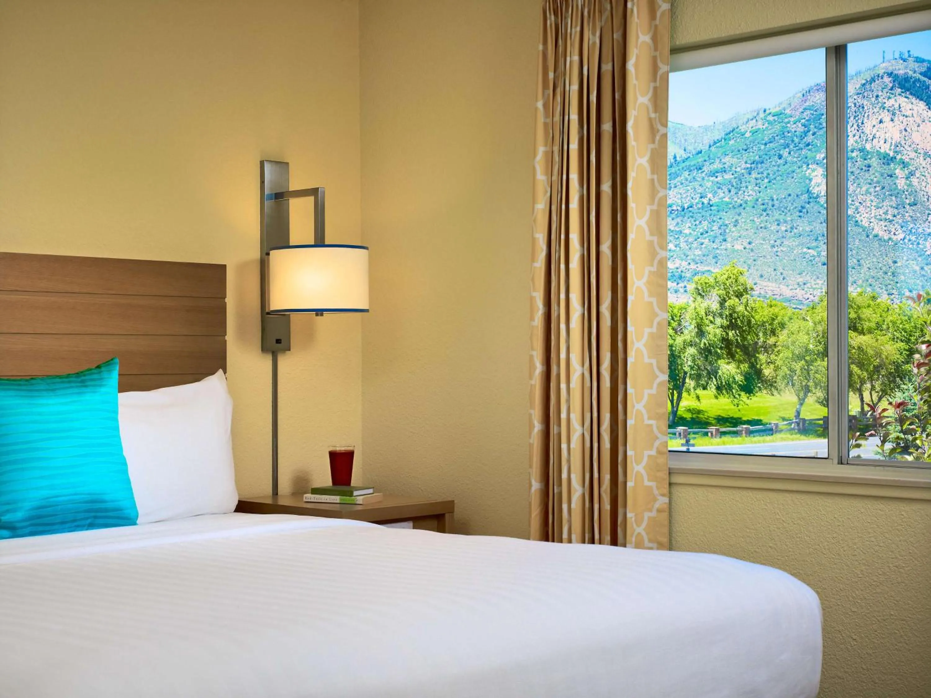 Photo of the whole room, Bed in Sonesta Simply Suites Dublin Columbus