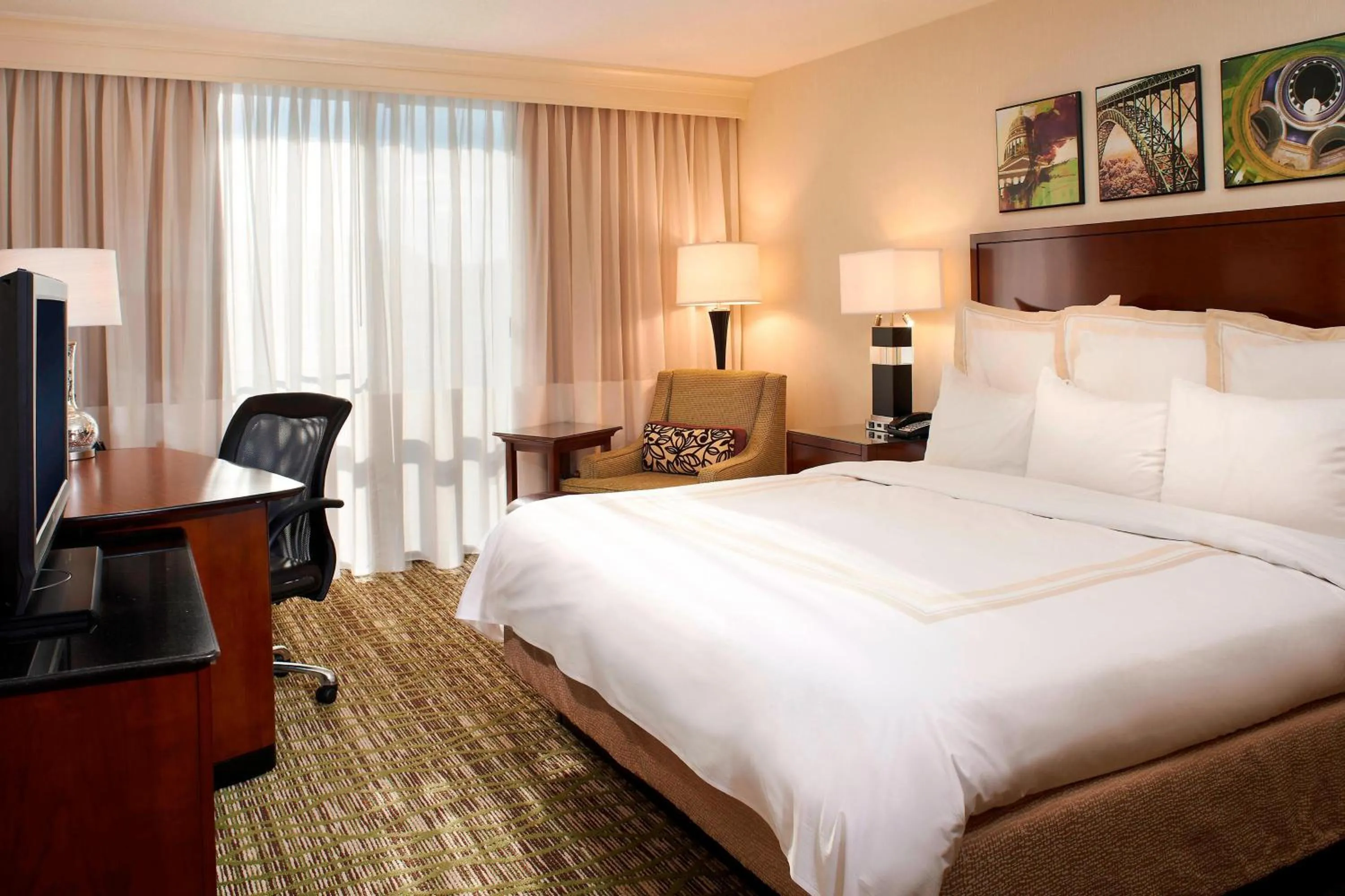 Photo of the whole room, Bed in Charleston Marriott Town Center