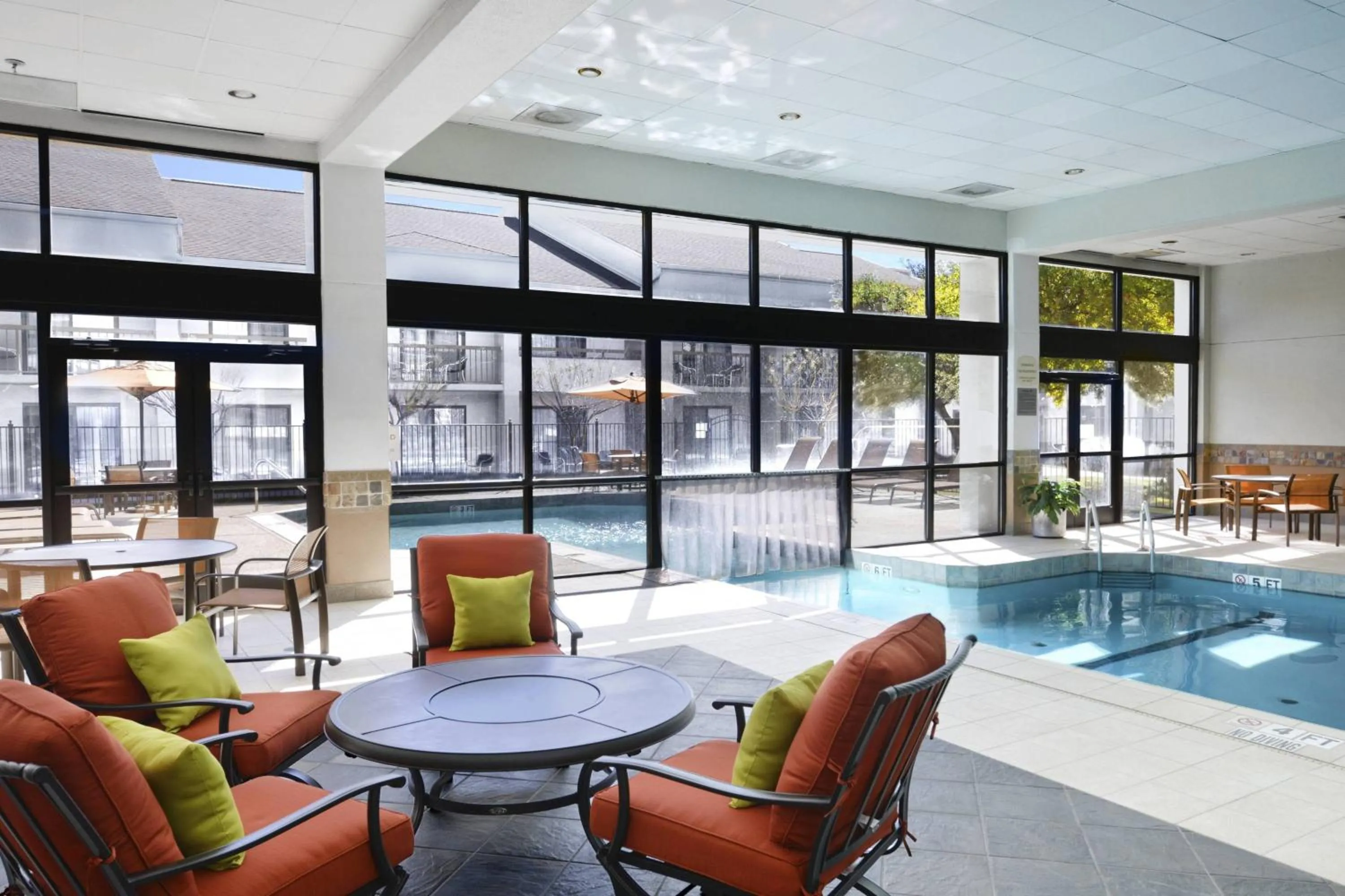 Swimming pool in Courtyard by Marriott Dallas Arlington Entertainment District