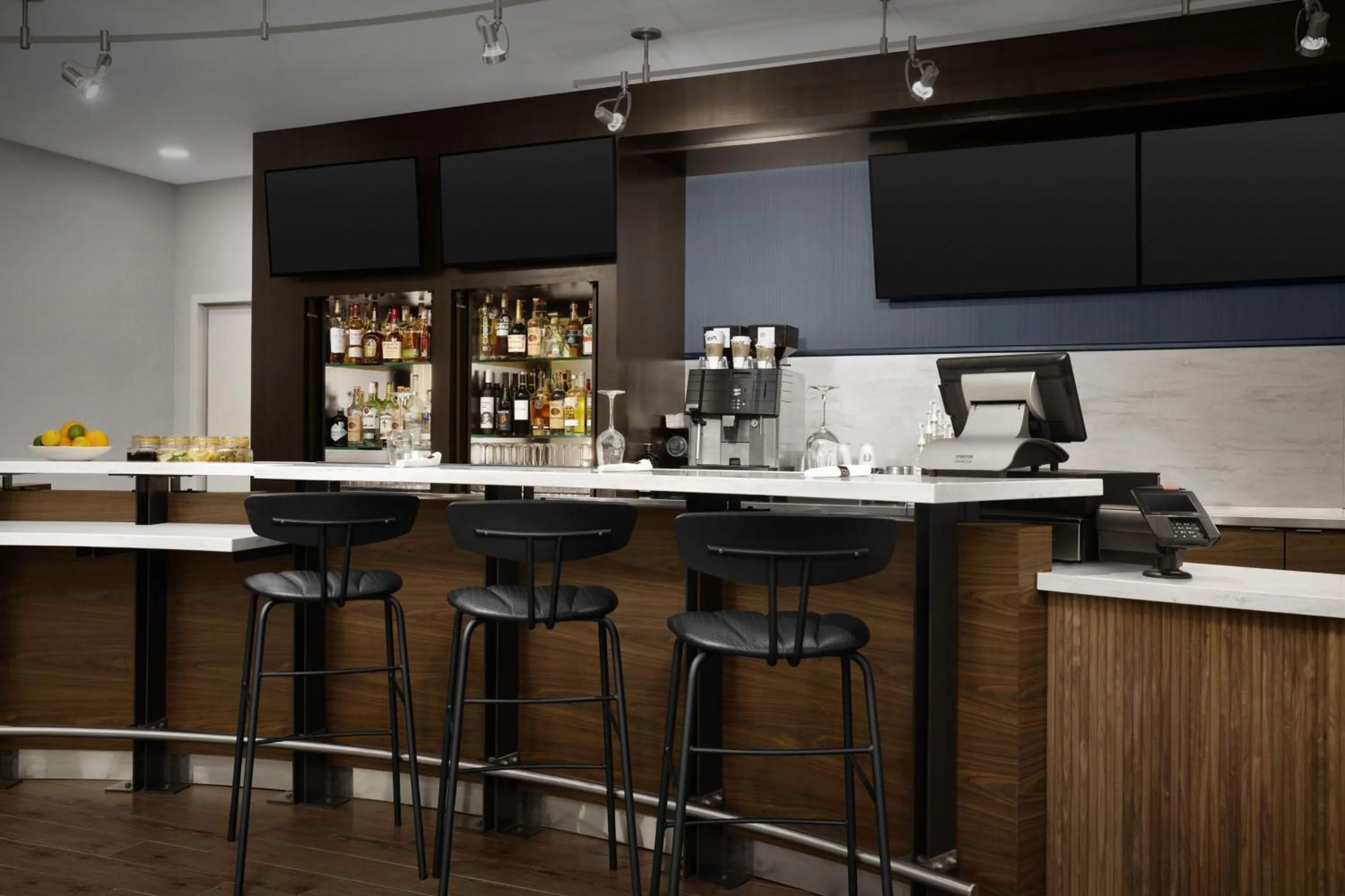 Lounge or bar in Courtyard Dallas Addison Quorum Drive
