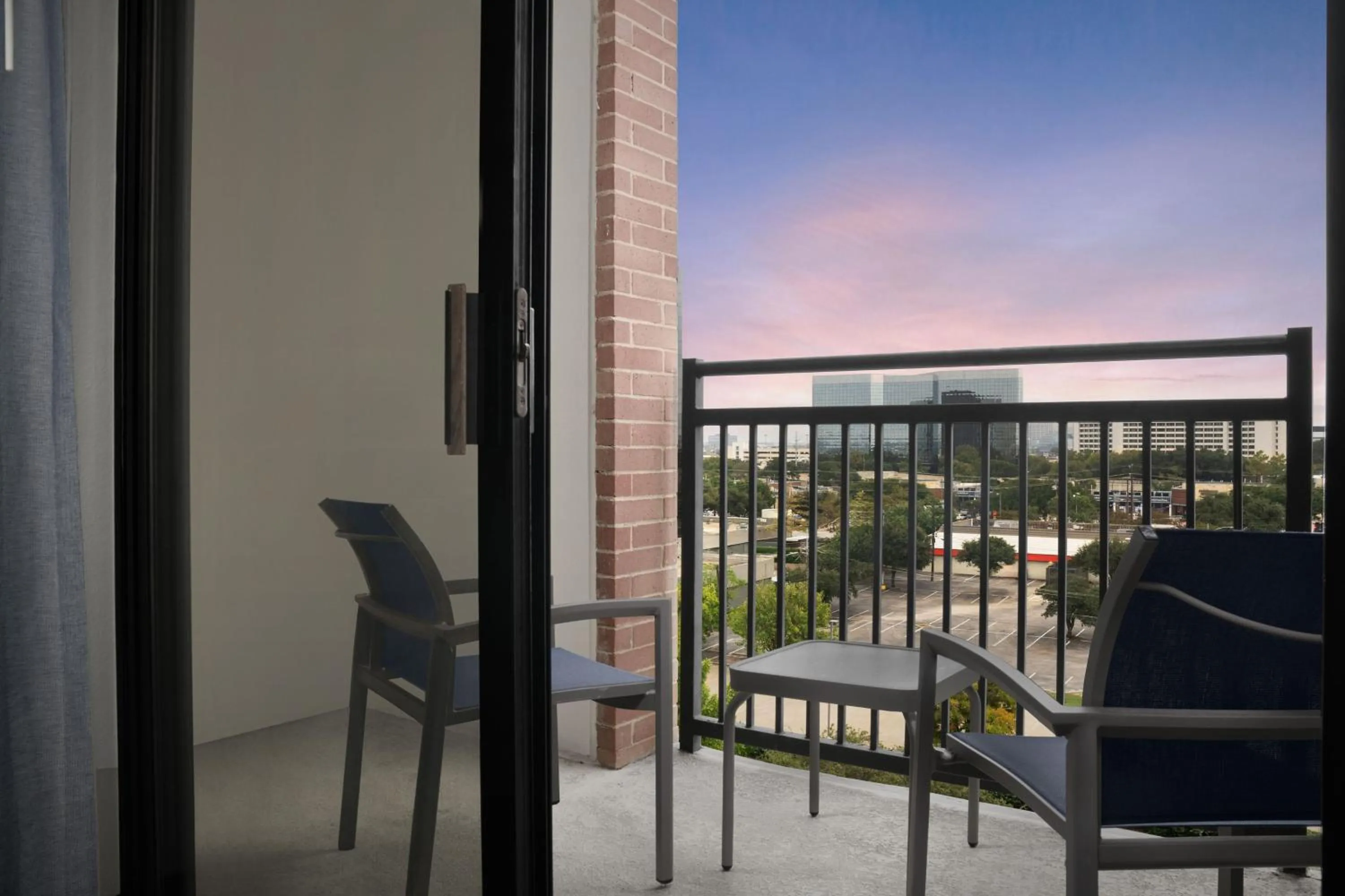 Photo of the whole room in Courtyard Dallas Addison Quorum Drive