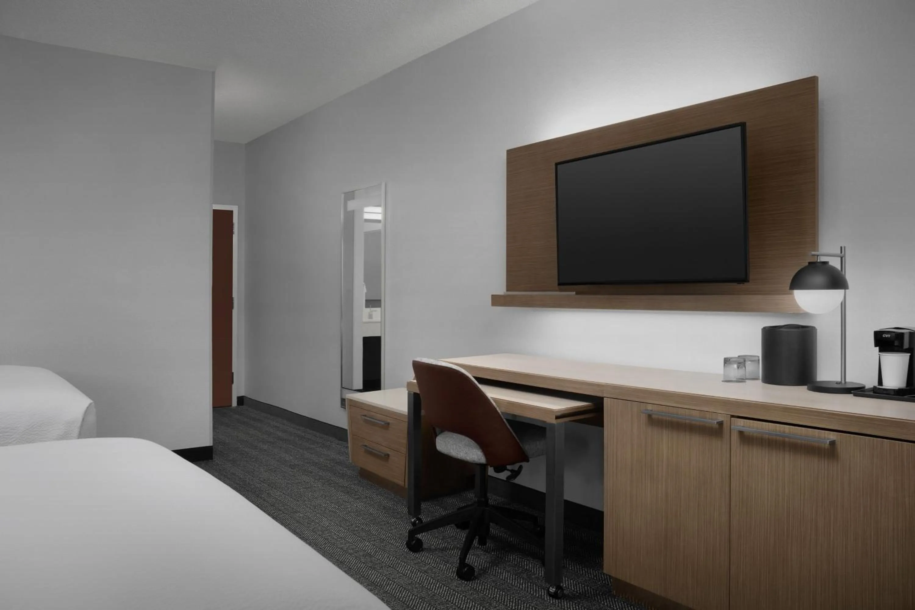 Photo of the whole room, Bed in Courtyard Dallas Addison Quorum Drive