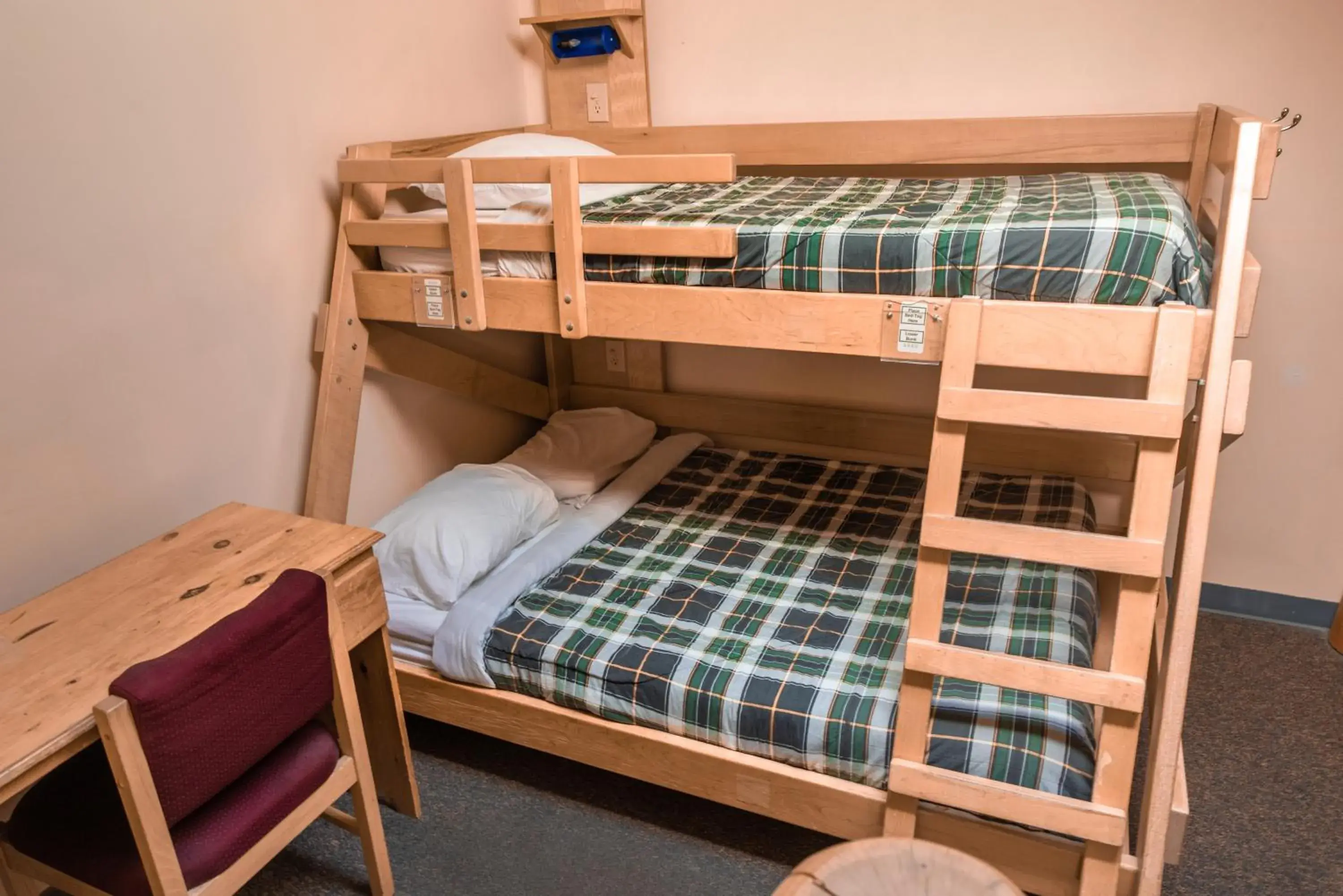 Bed in 6-Bed Mixed Dormitory Room with Private Bathroom in HI Banff Alpine Centre - Hostel Bed in 6-Bed Mixed Dormitory Room with Private Bathroom in HI Banff Alpine Centre - Hostel