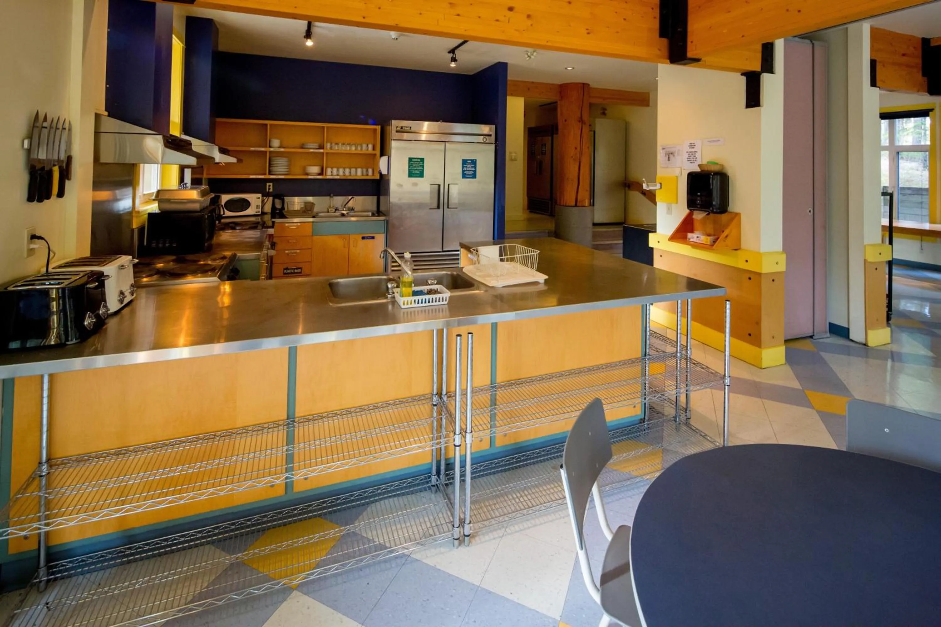 Communal kitchen in HI Banff Alpine Centre - Hostel