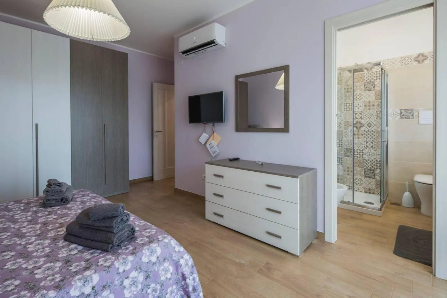 Toilet, Bed in B&B La Tinta