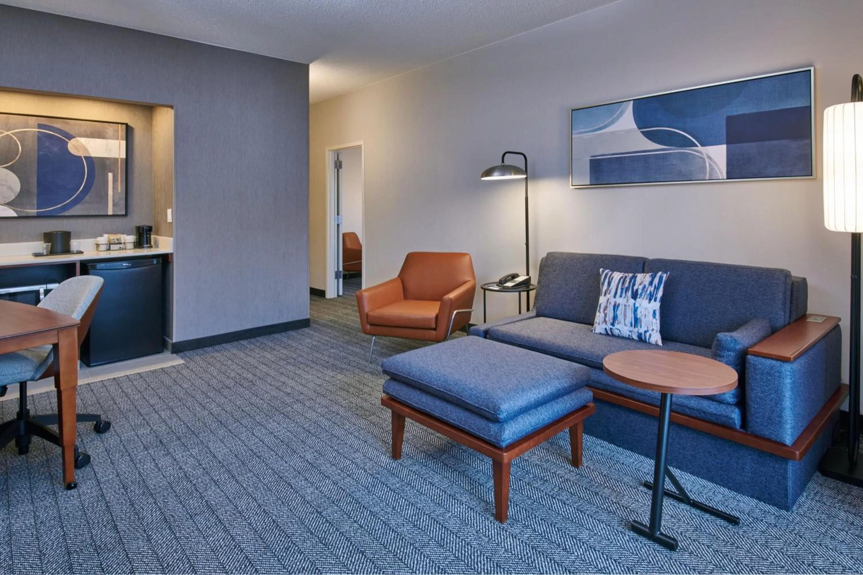 Living room in Courtyard by Marriott Detroit Livonia