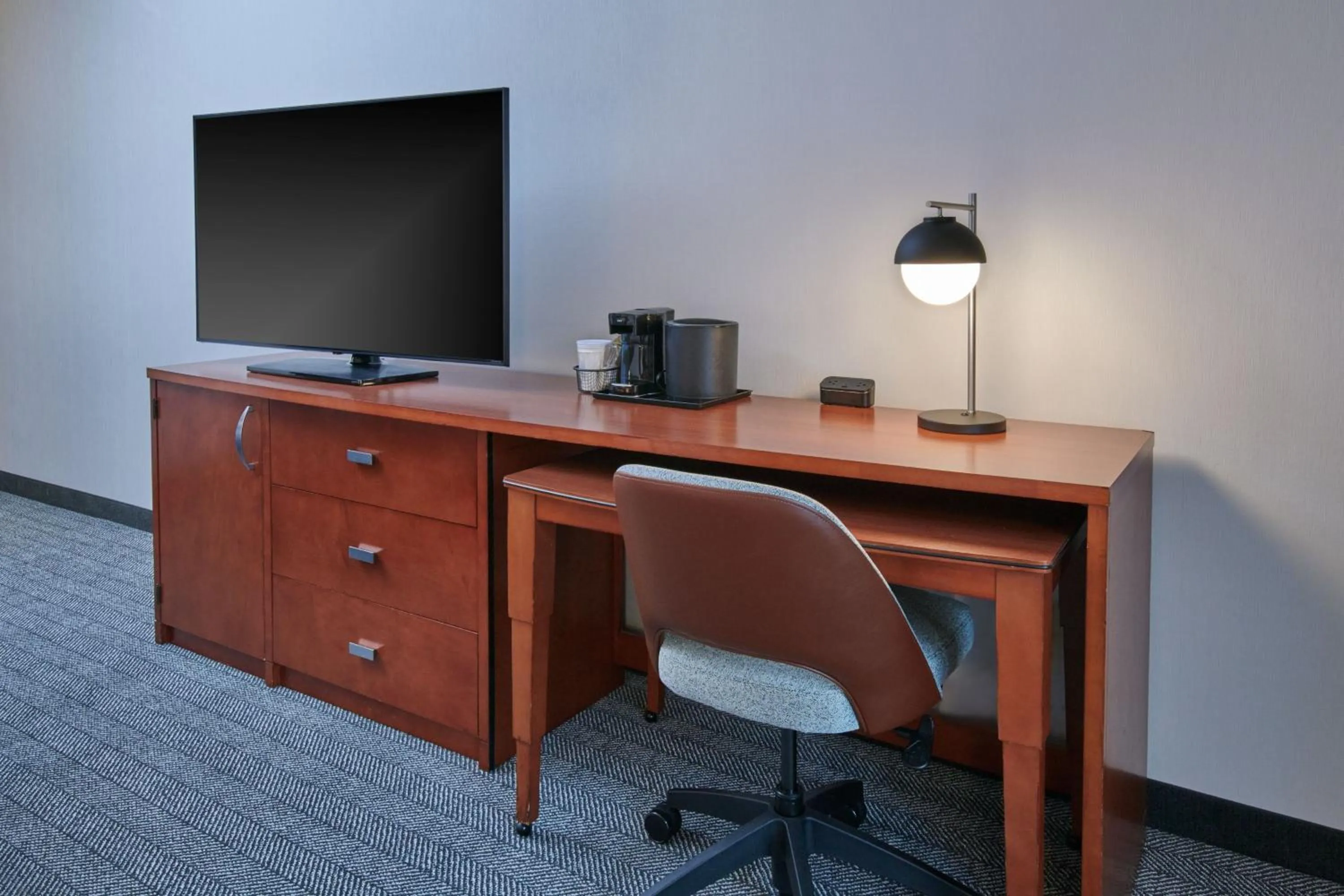 Bedroom in Courtyard by Marriott Detroit Livonia