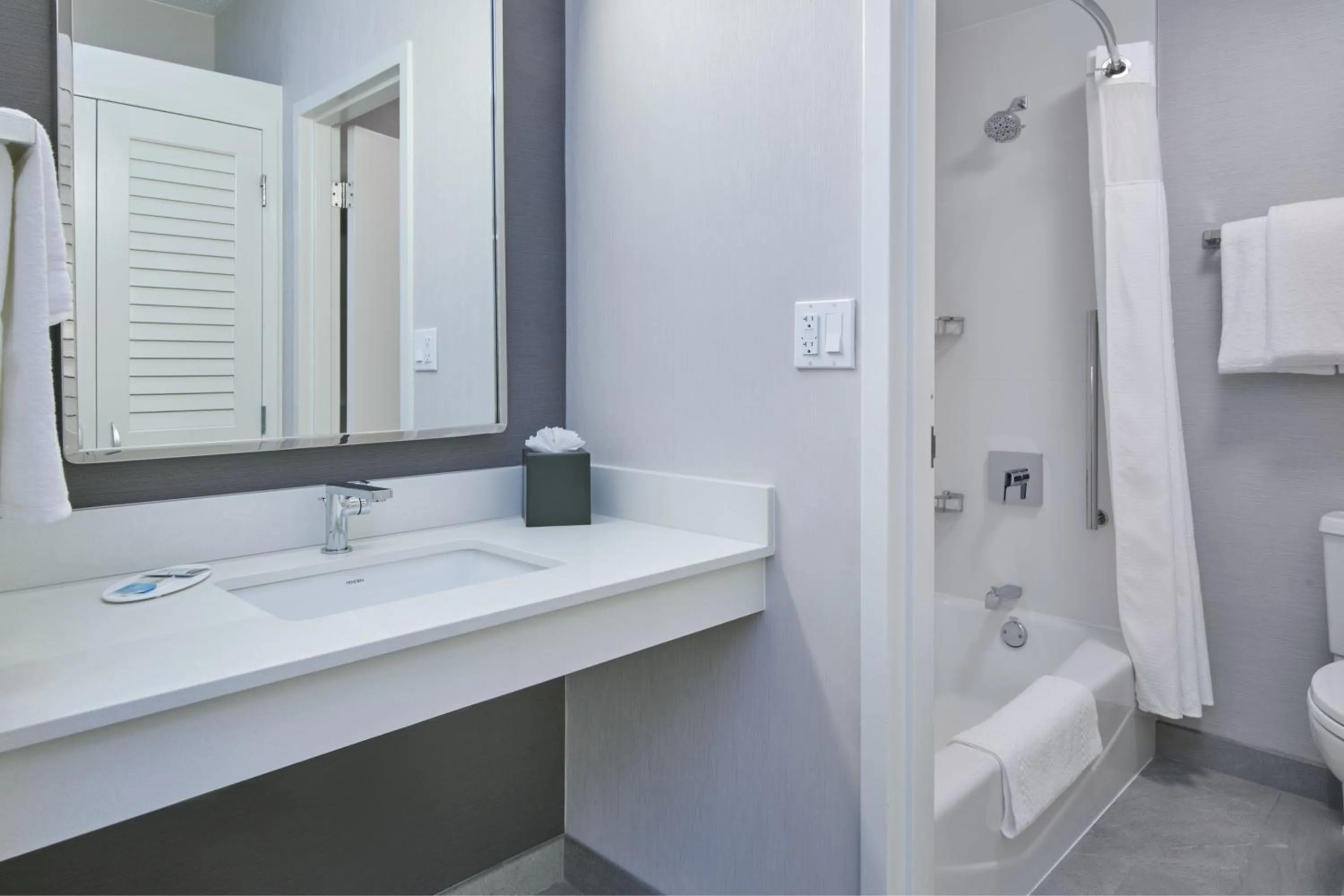 Bathroom in Courtyard by Marriott Detroit Livonia