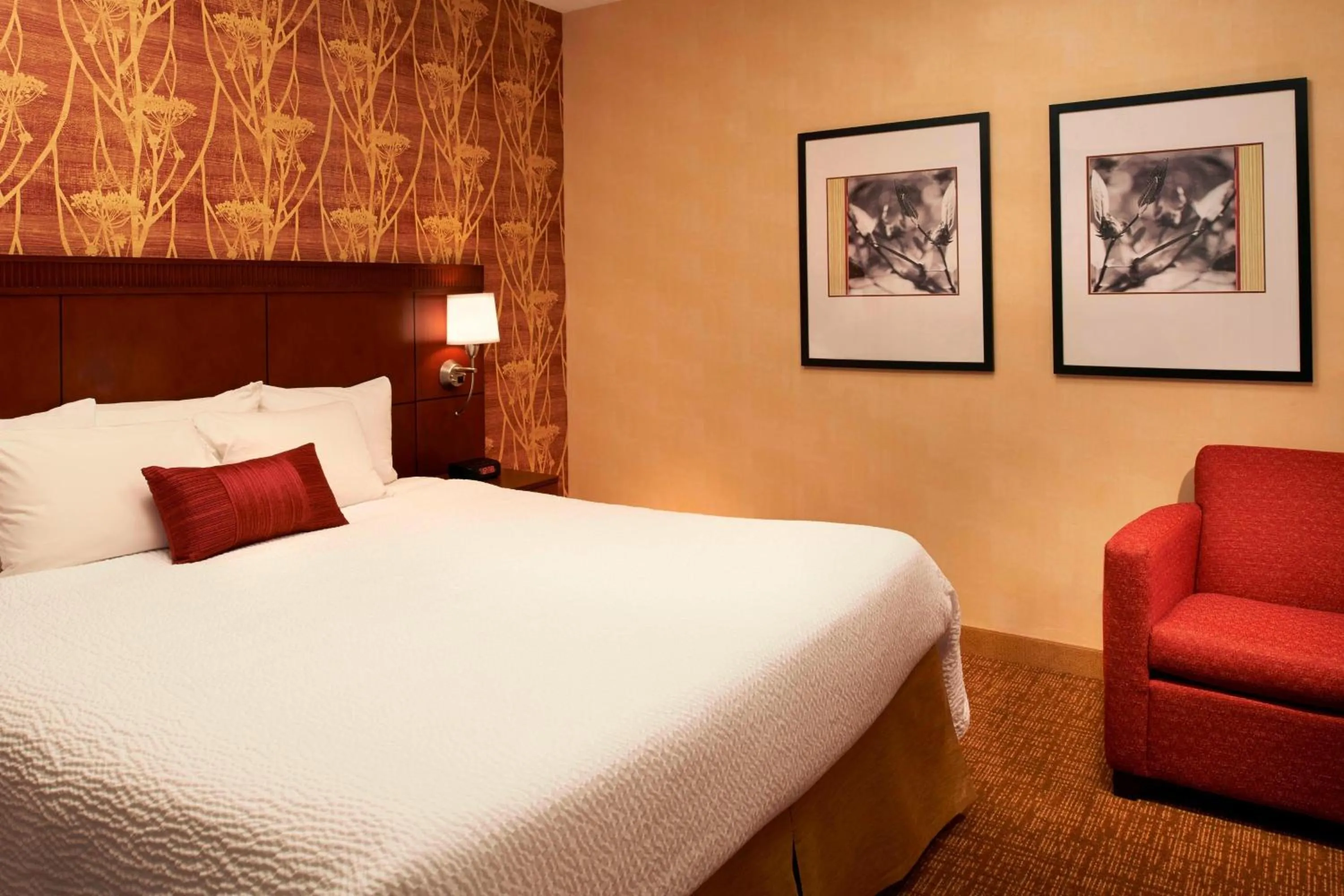 Bedroom, Bed in Courtyard Dayton South Mall