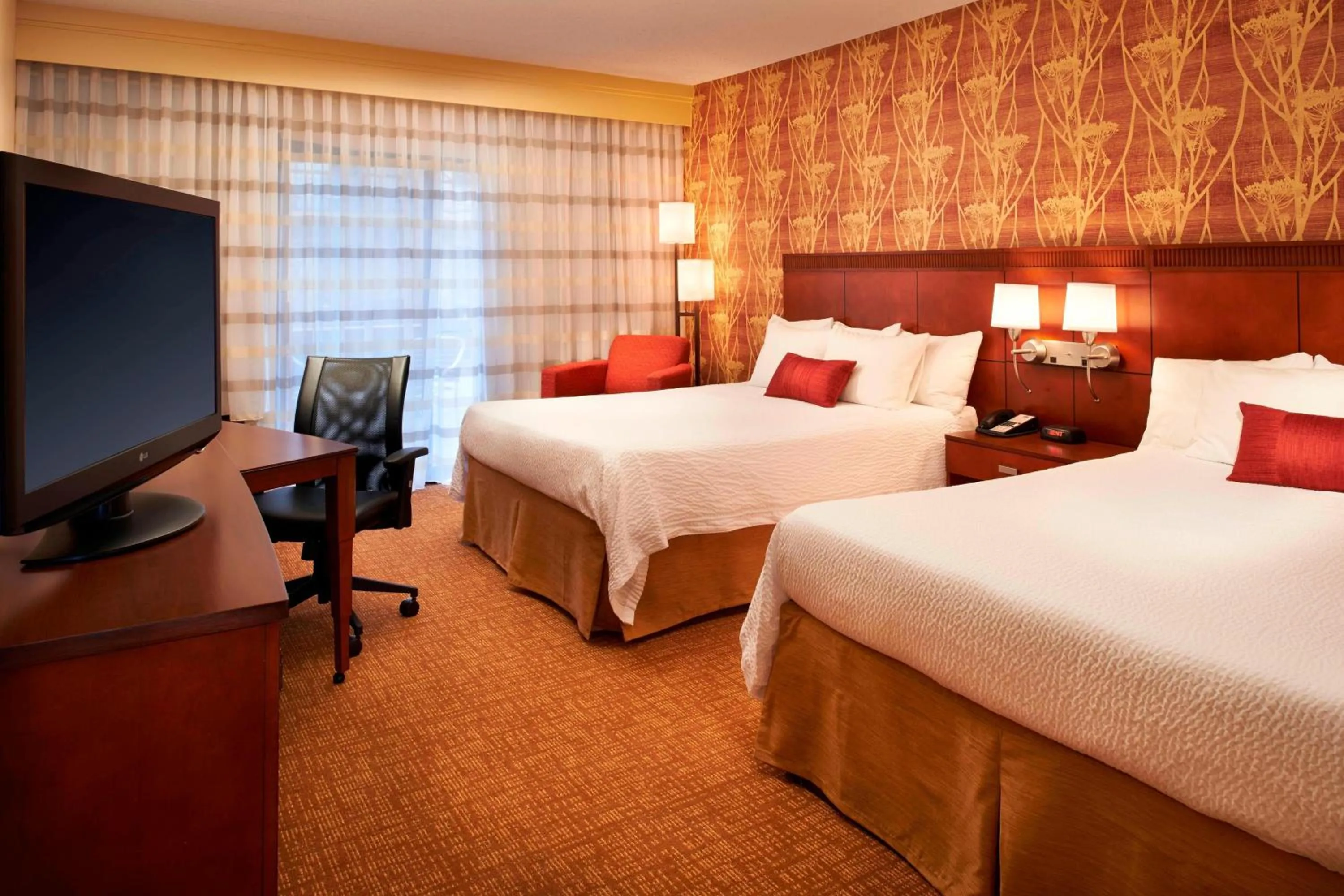 Photo of the whole room, Bed in Courtyard Dayton South Mall