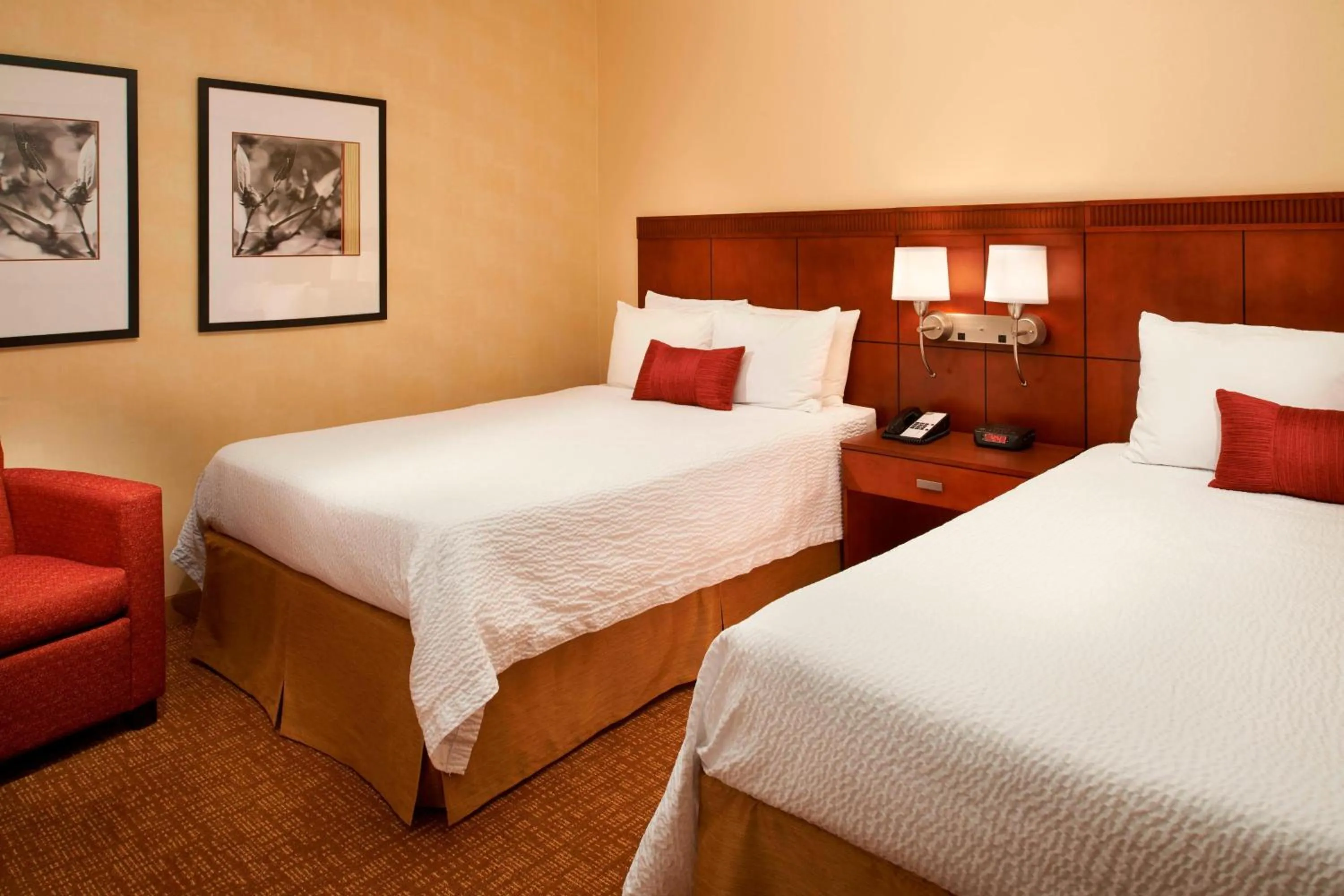 Bedroom, Bed in Courtyard Dayton South Mall