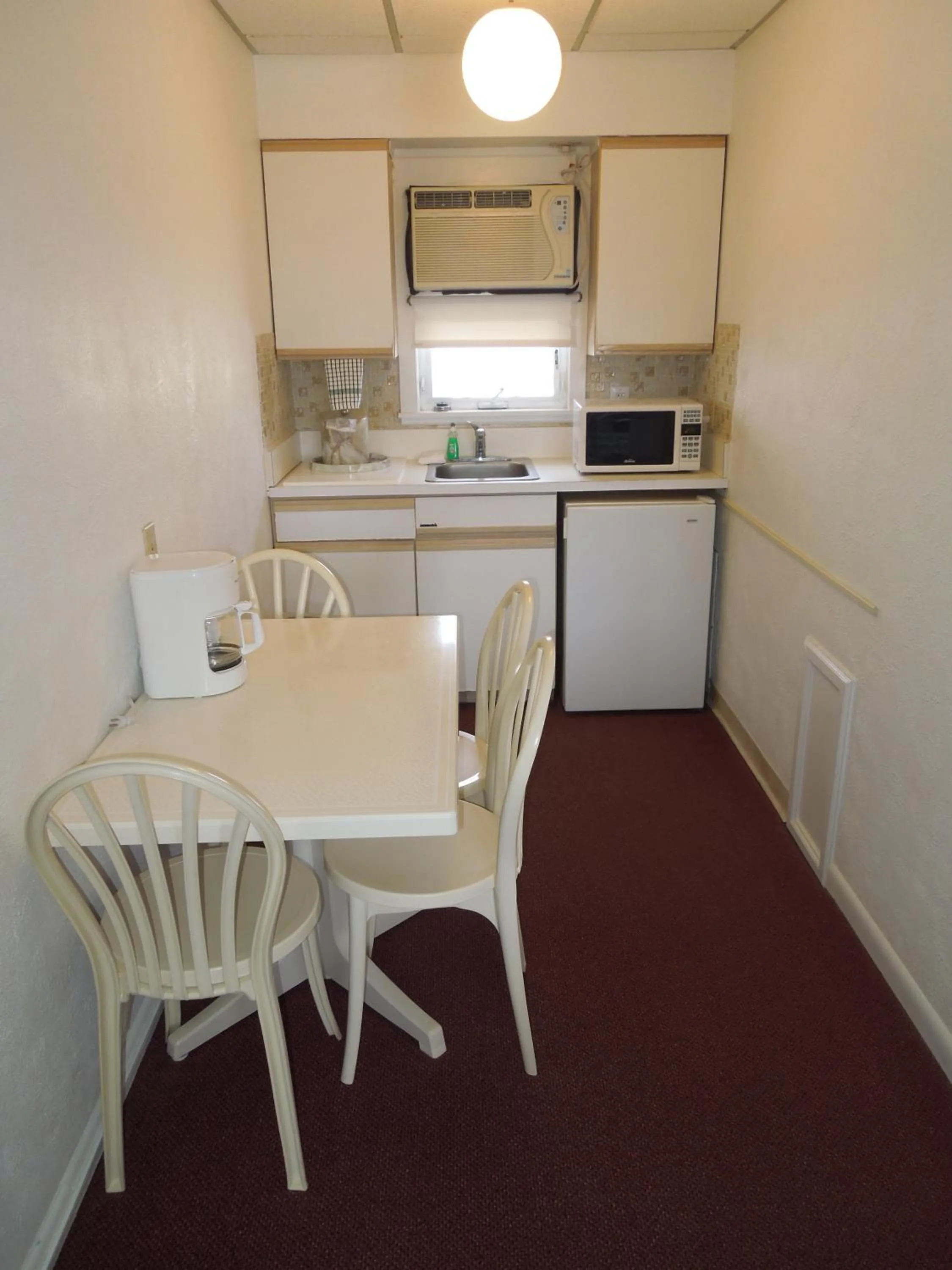 Kitchen or kitchenette in The Jetty Motel