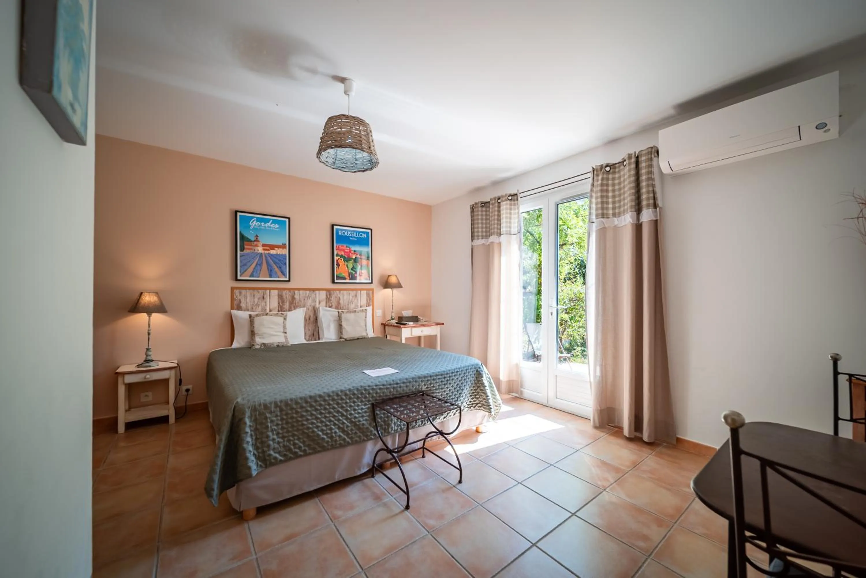 Bed in Hotel Les Ambres