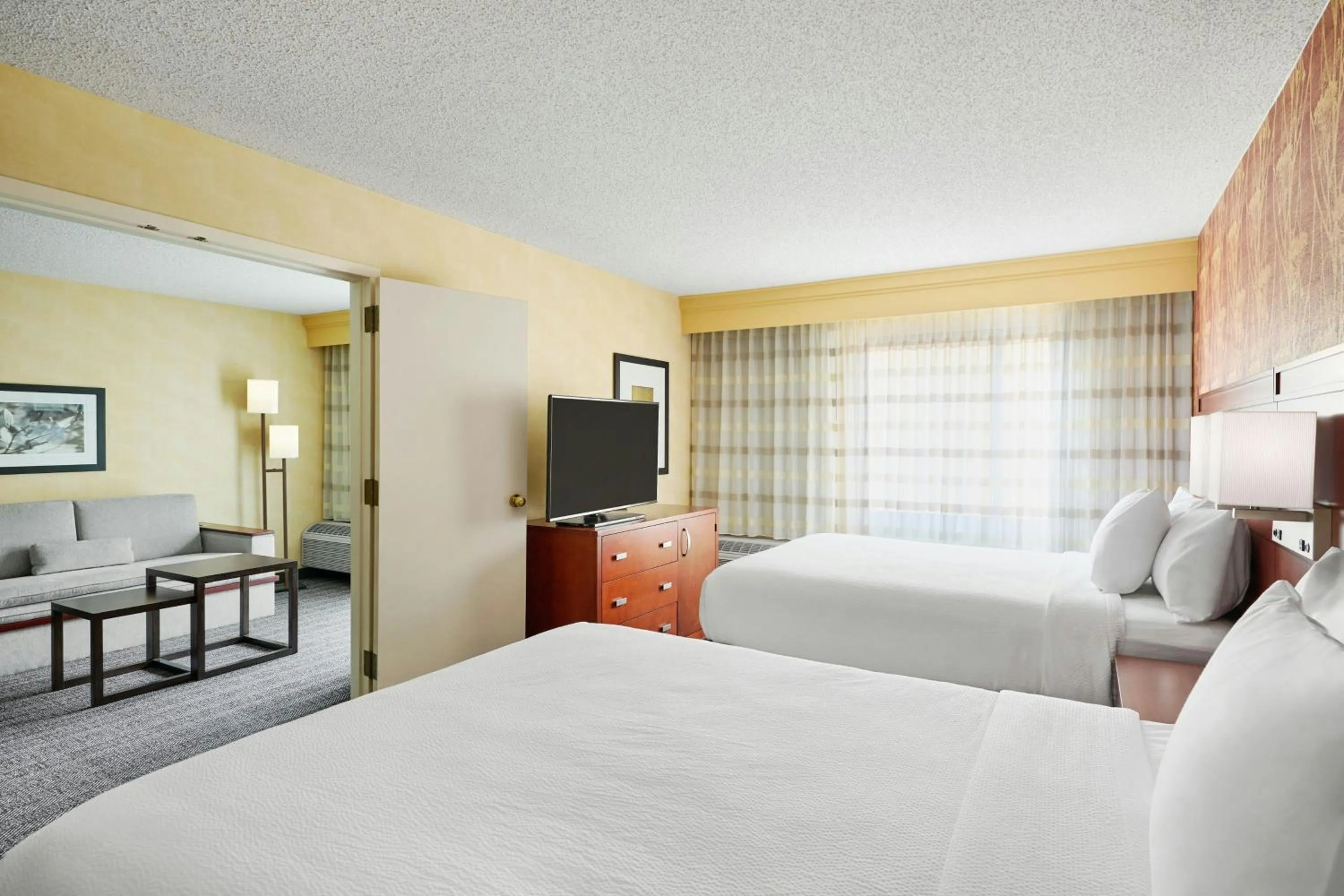 Photo of the whole room, Bed in Courtyard Des Moines West/Clive