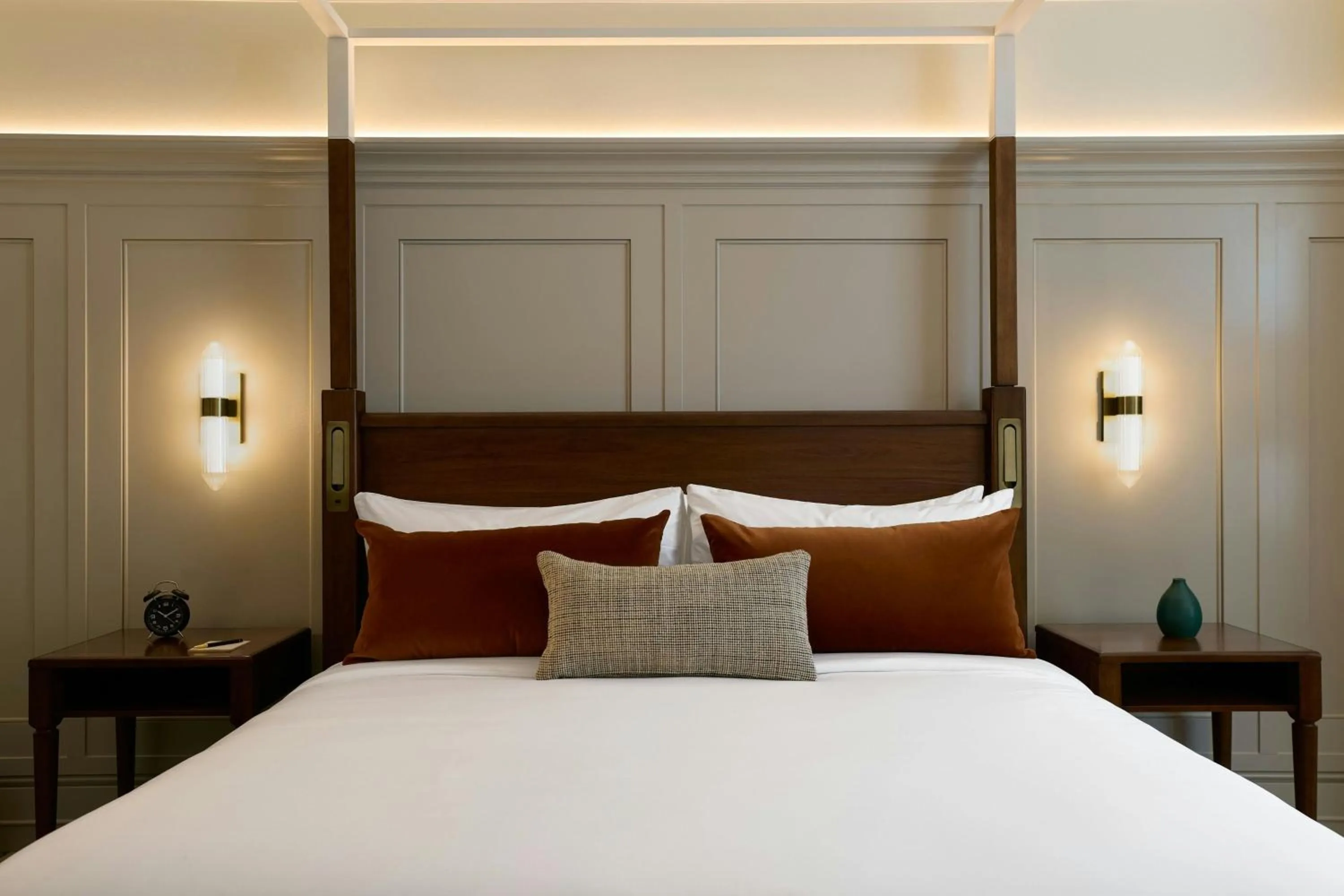 Photo of the whole room, Bed in Dearborn Inn, Autograph Collection