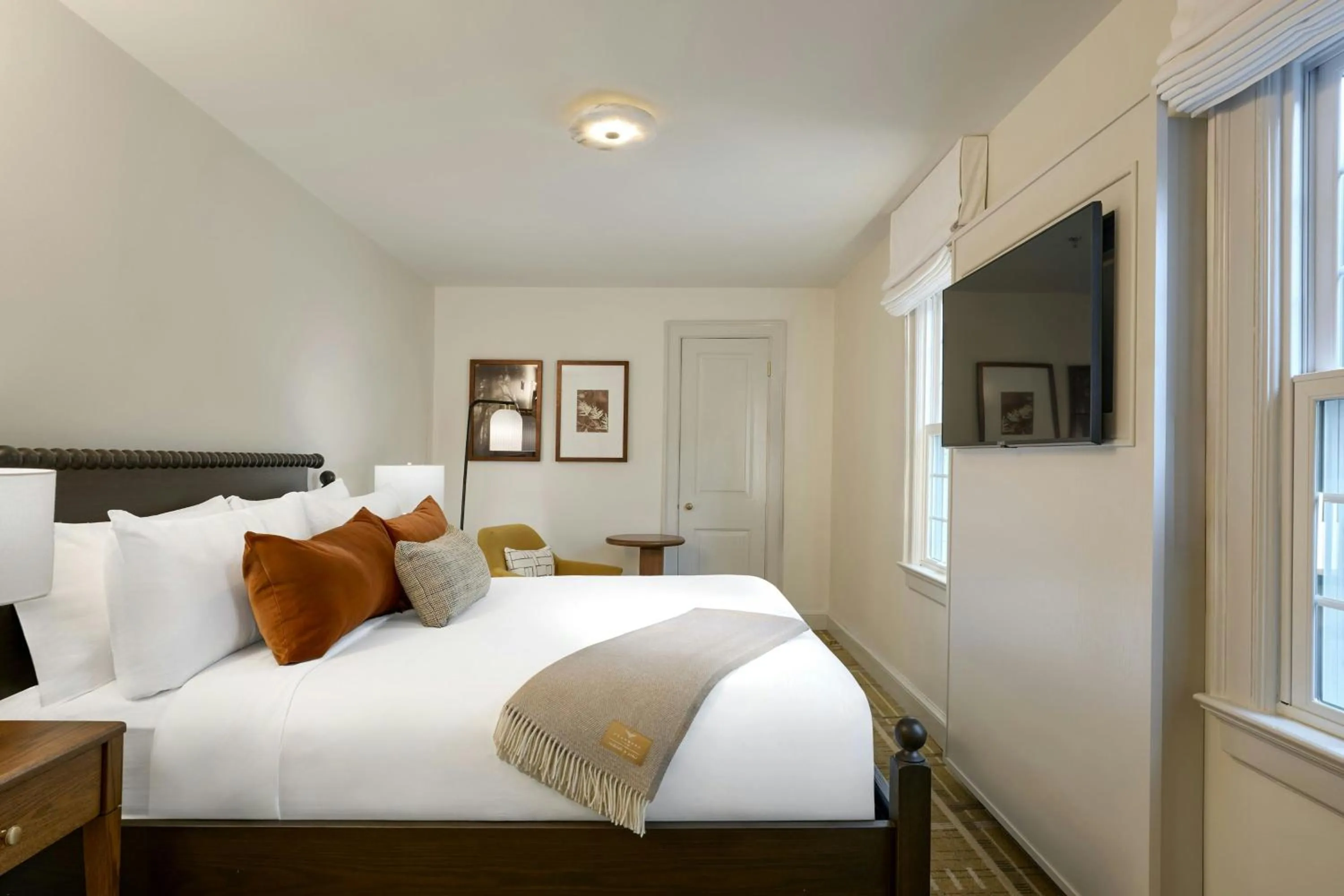 Photo of the whole room, Bed in Dearborn Inn, Autograph Collection