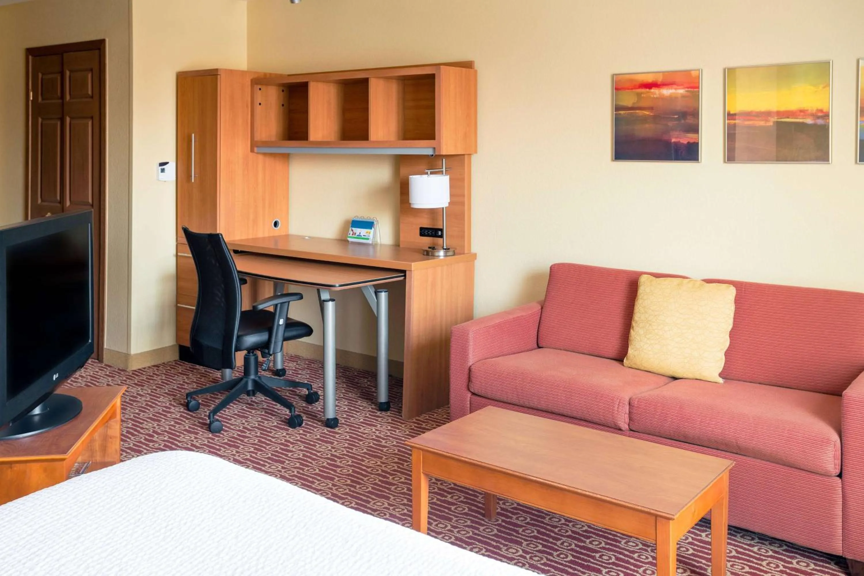 Living room in Sonesta Simply Suites Detroit Novi