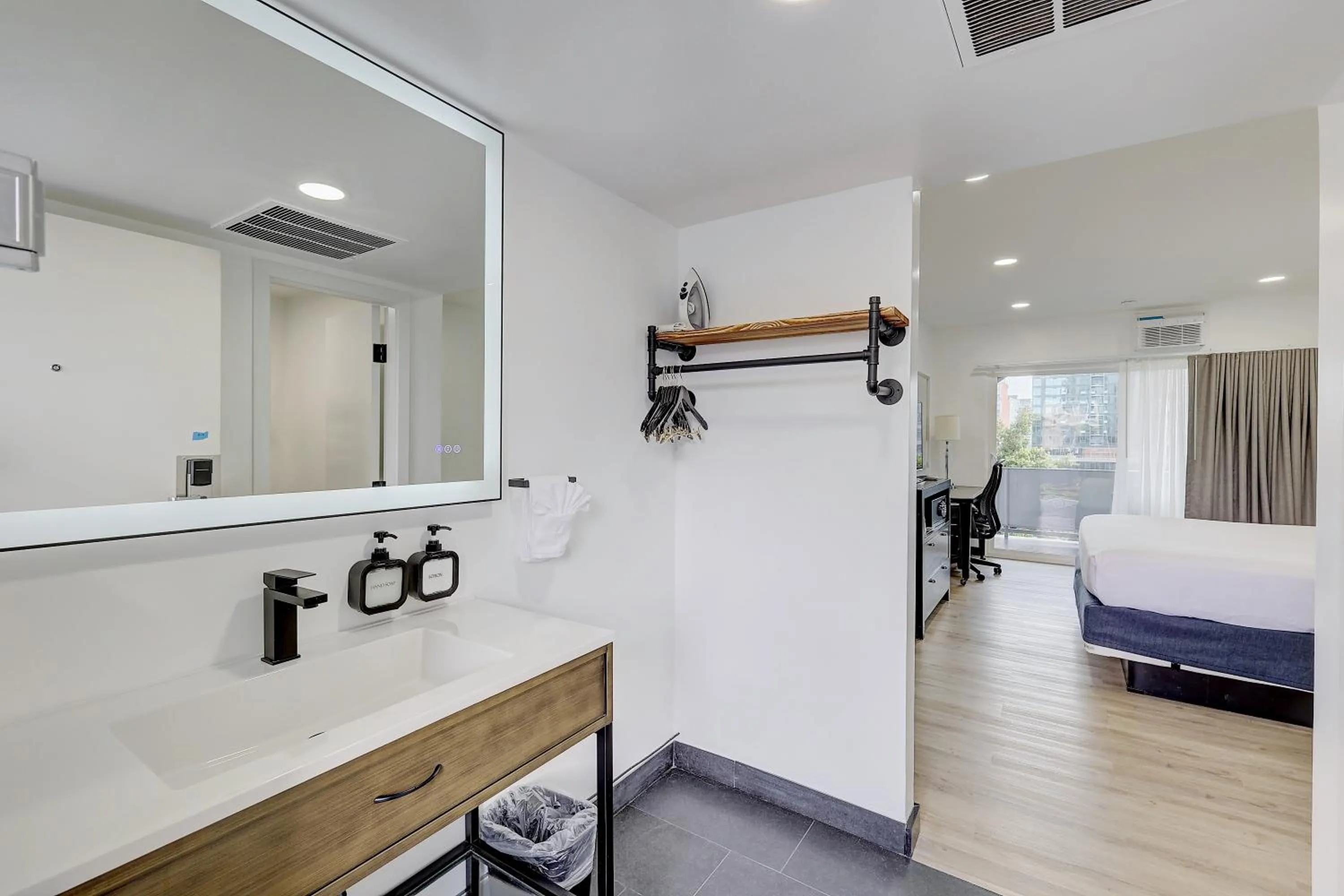 flat iron, Bed in Hotel Ash&9th