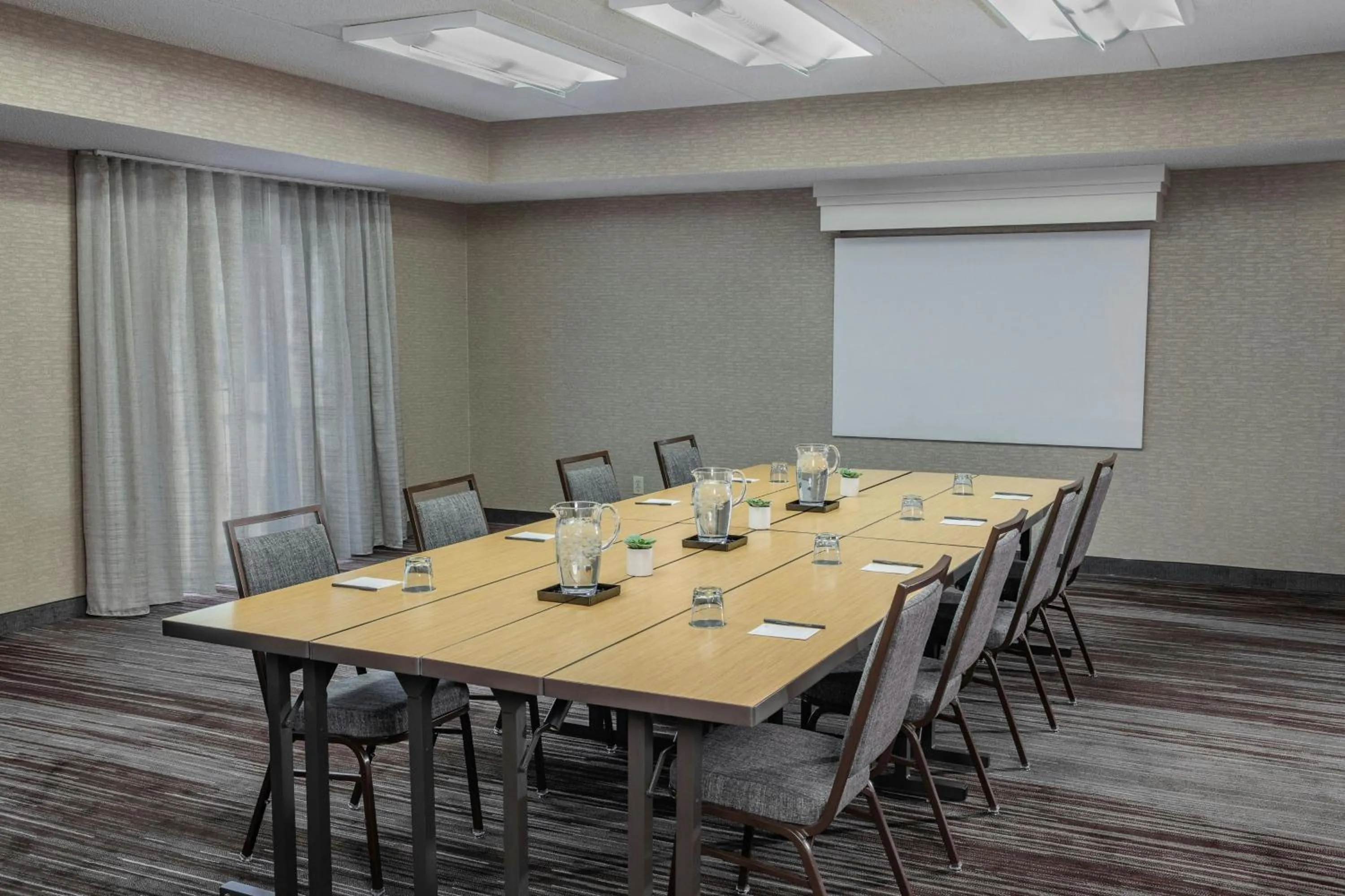 Meeting/conference room in Courtyard by Marriott Greensboro