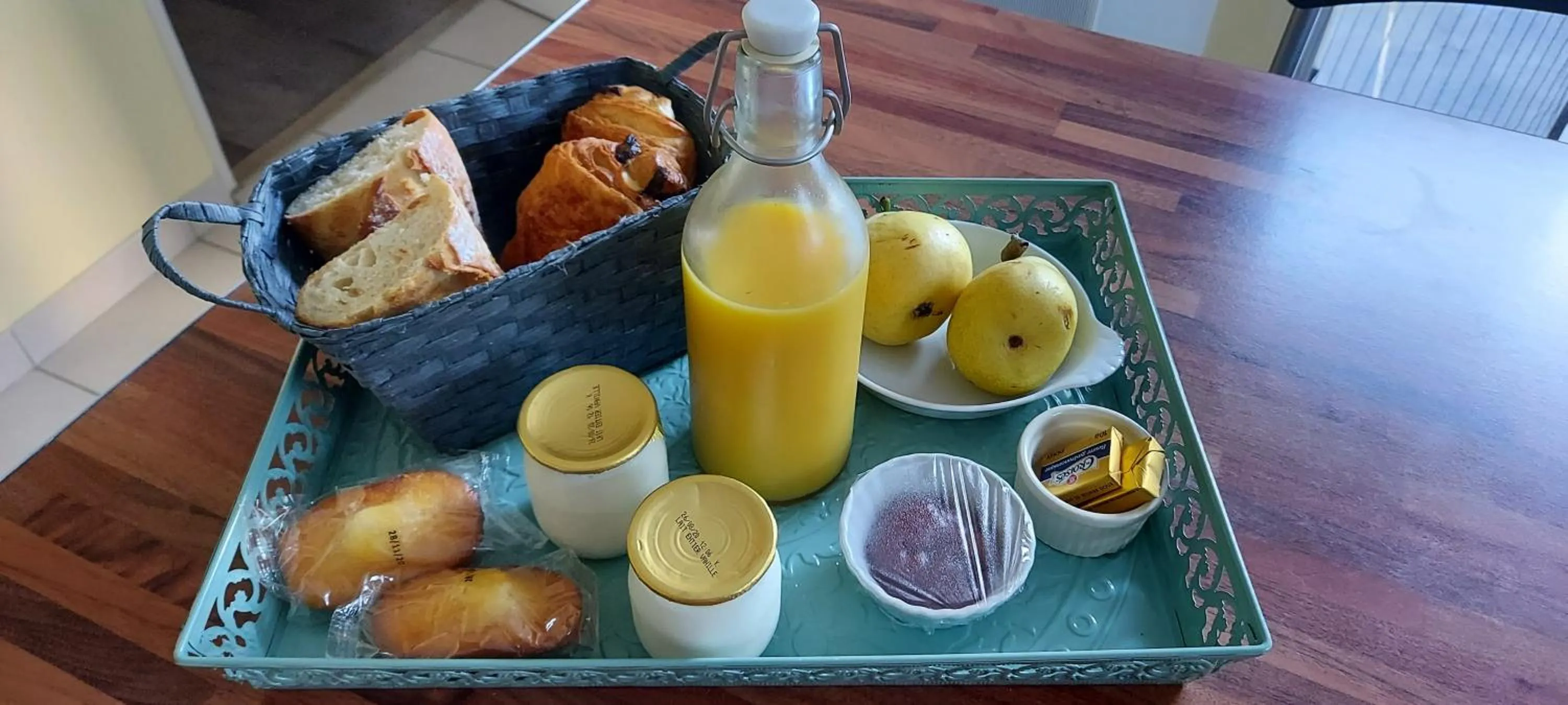 Continental breakfast in chambre cocoon