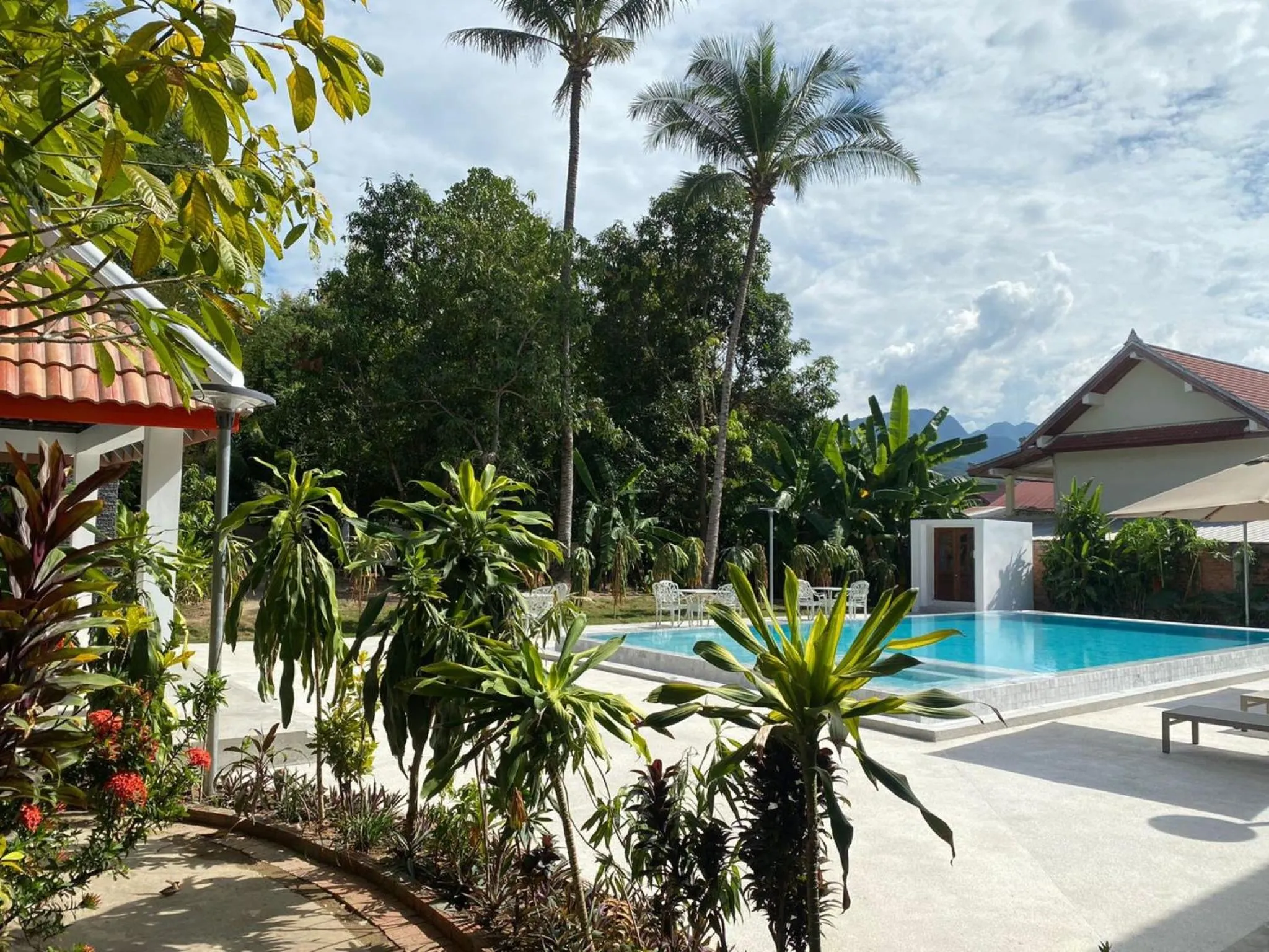 Swimming pool in Vangsavath Hotel