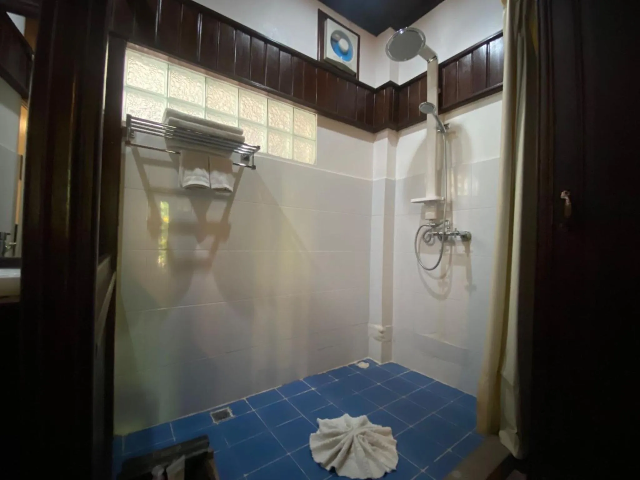 Bathroom in Vangsavath Hotel
