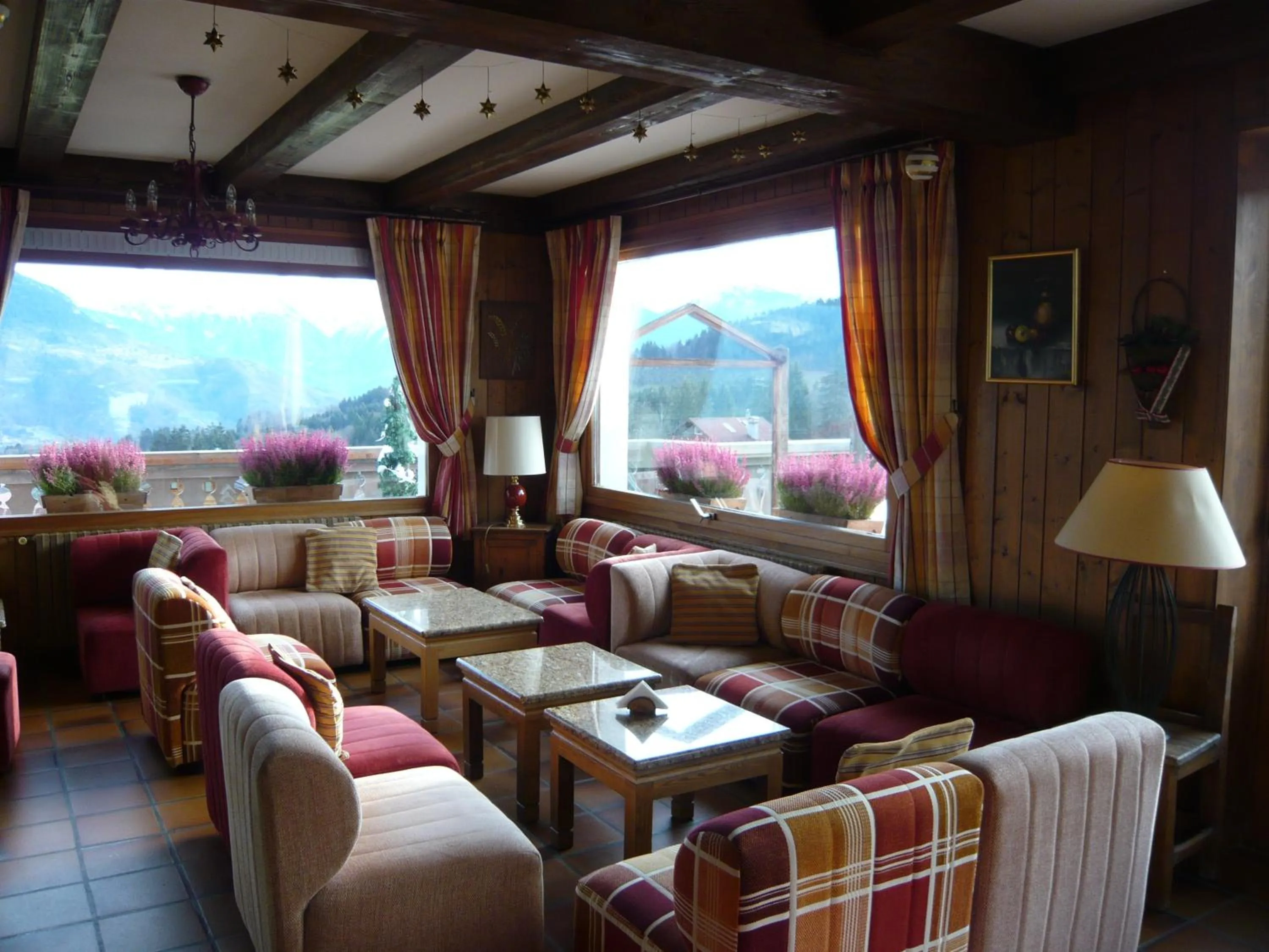 Lounge or bar in Le Cordonant