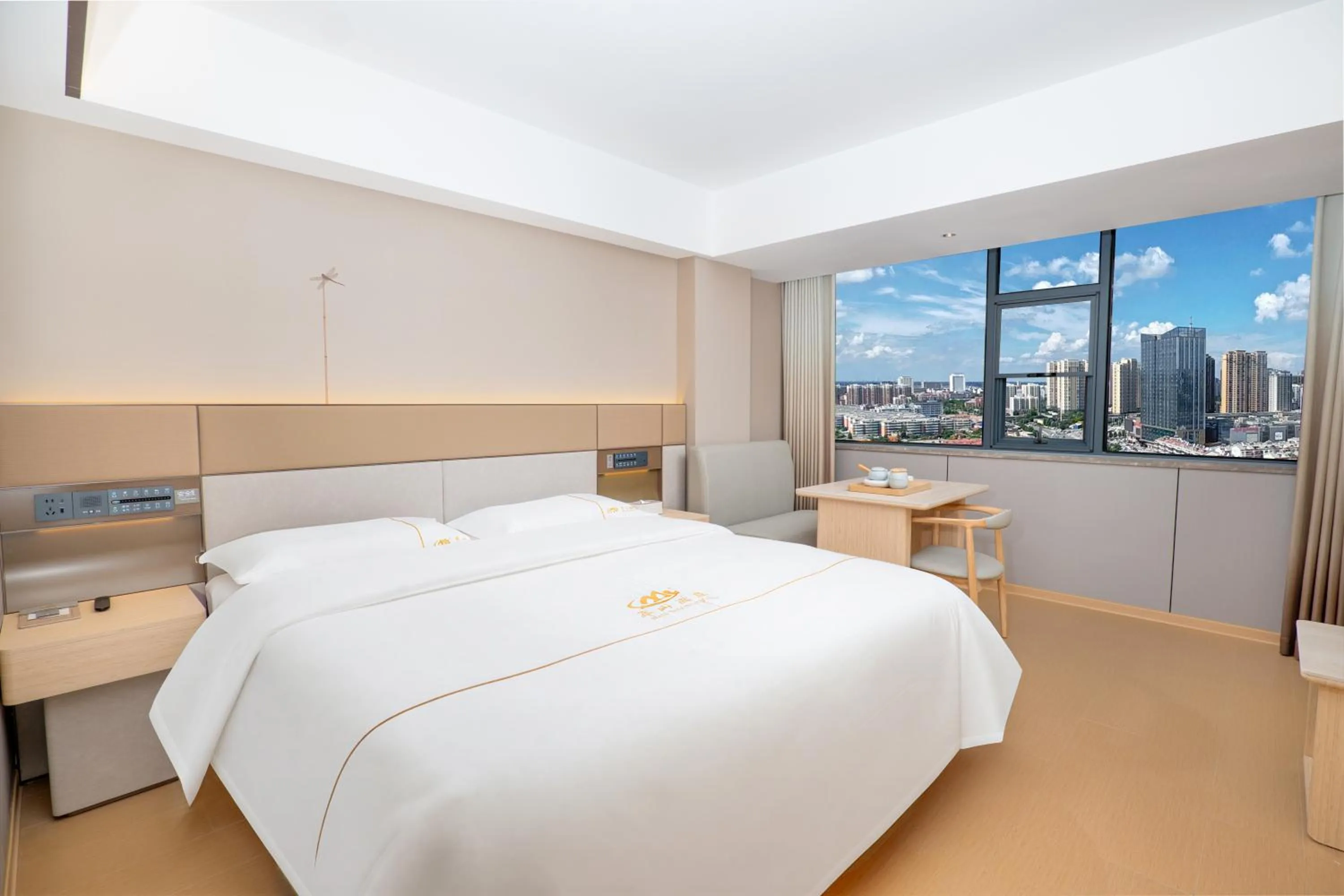 Photo of the whole room, Bed in Guangzhou Junshan Hotel