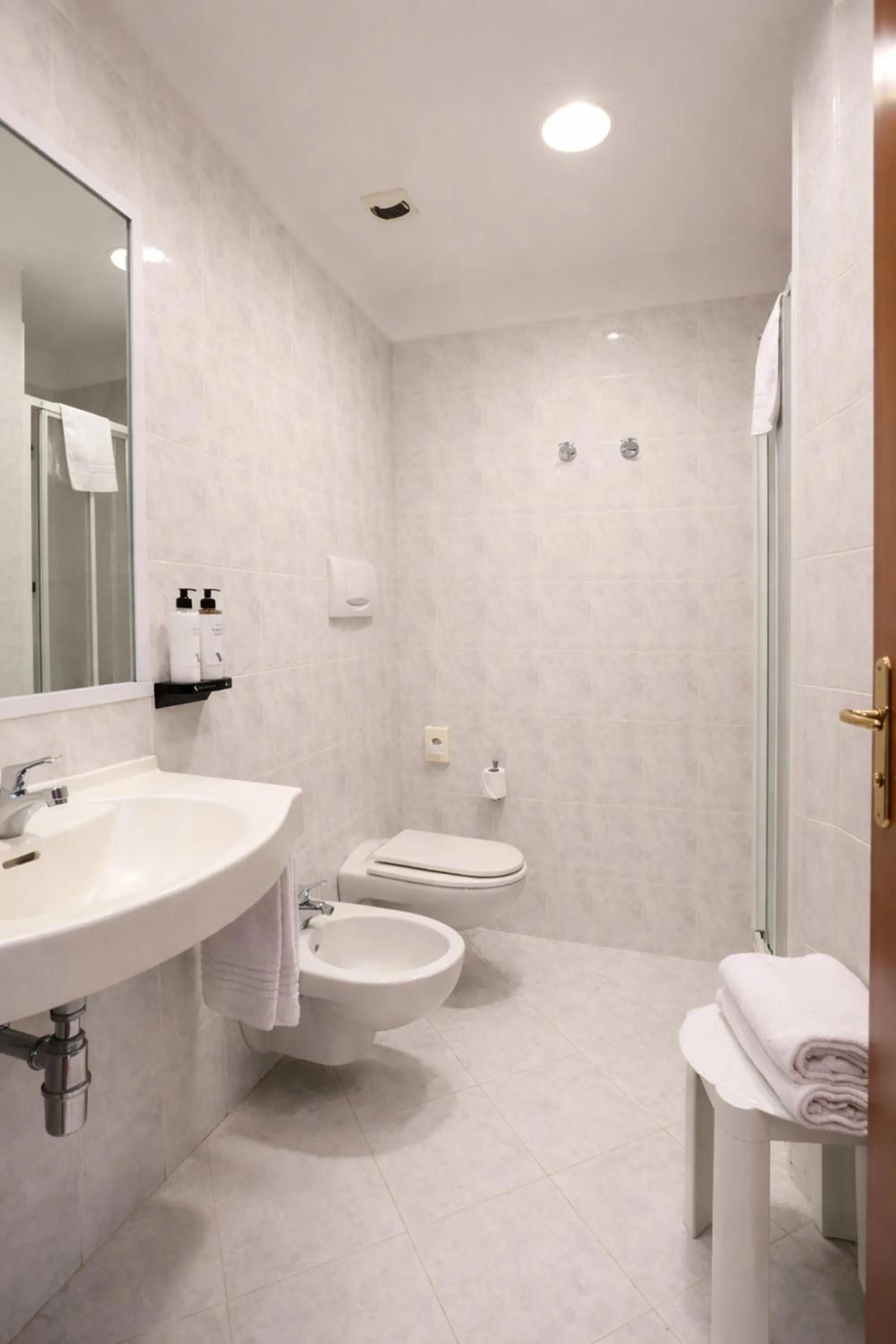 Shower in LVG Hotel Collection - Gardenia